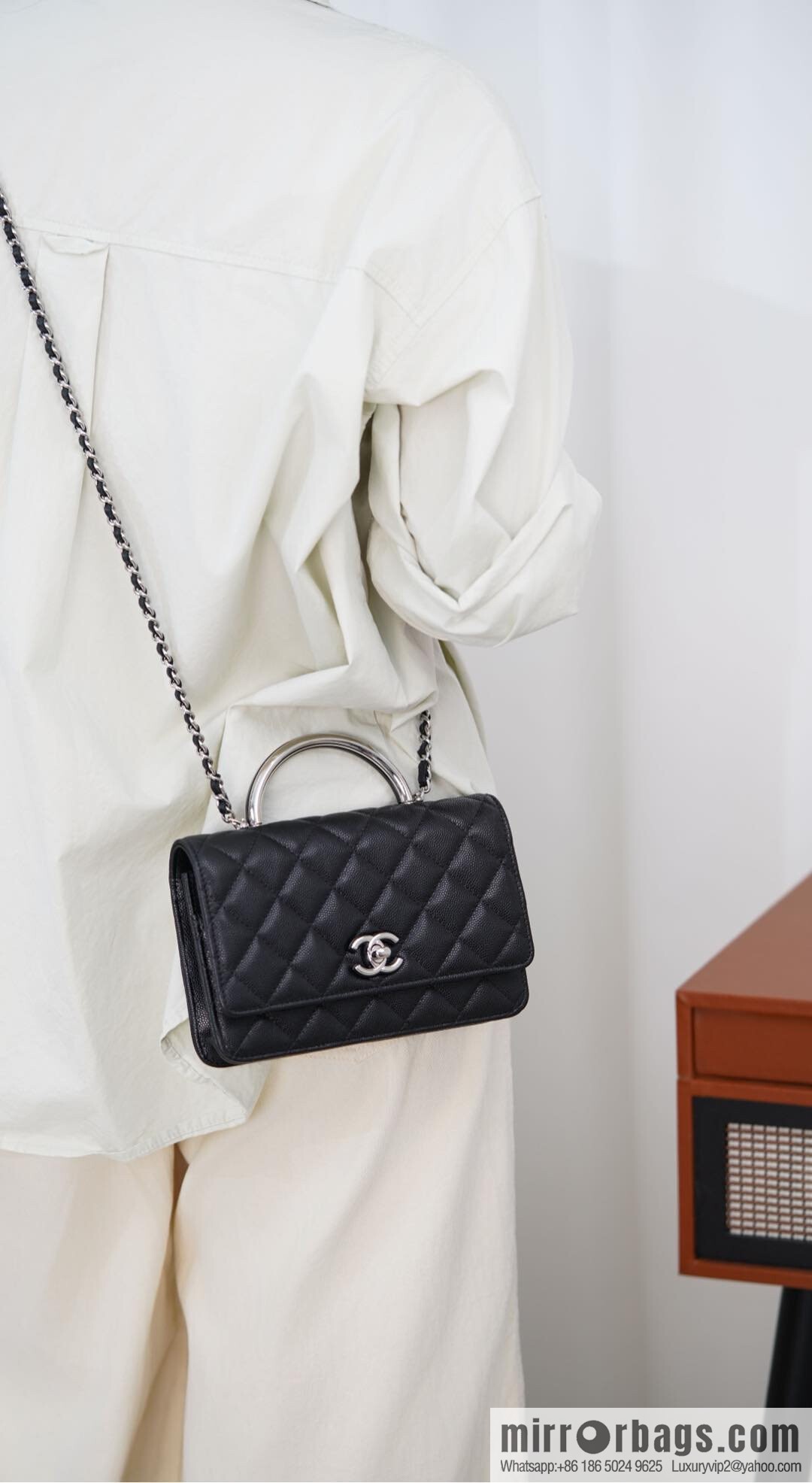 𝐂𝐡𝐚𝐧𝐞𝐥 𝟐𝟓𝐏 enamel handle black 👜 AP3706