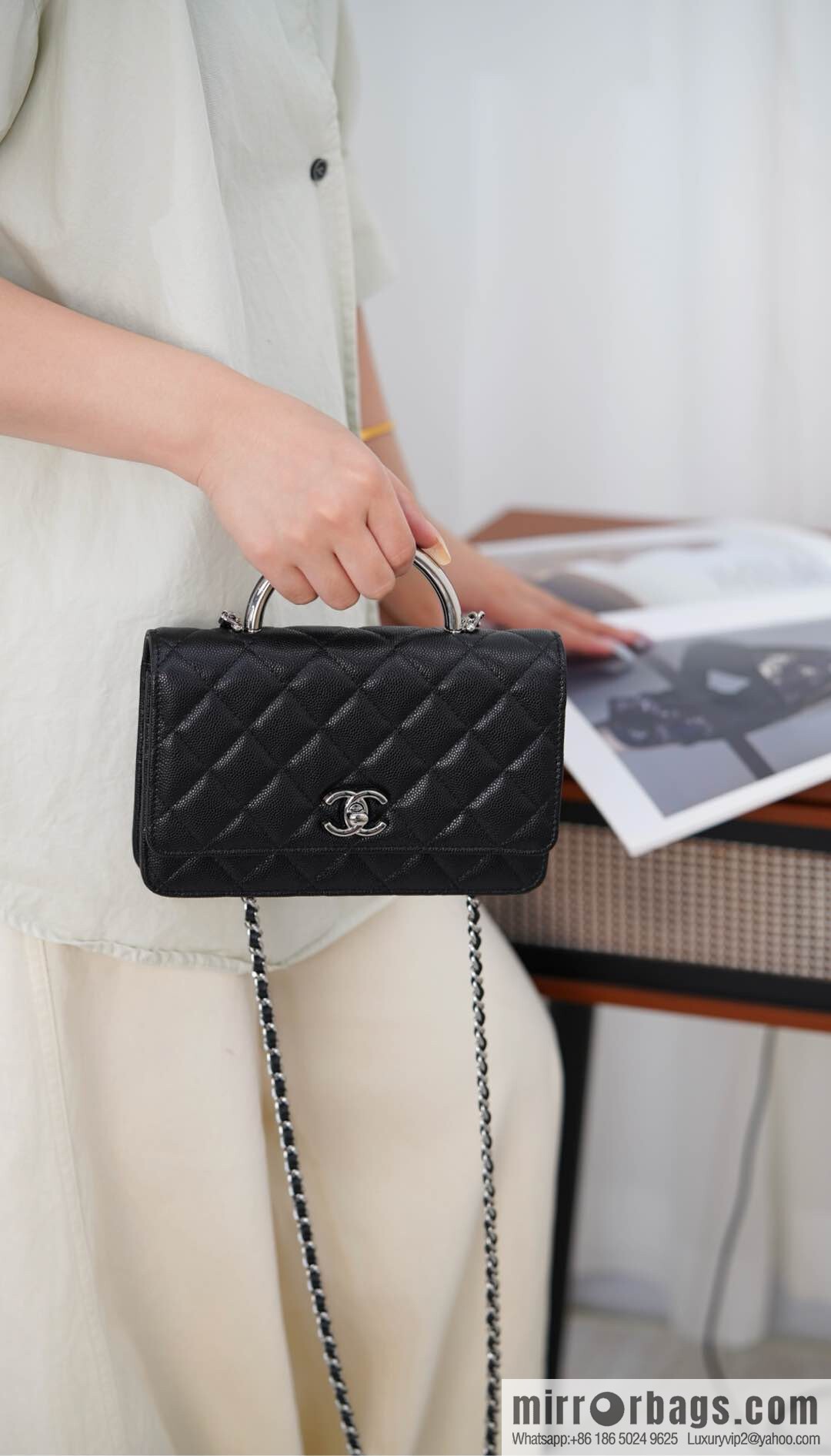 𝐂𝐡𝐚𝐧𝐞𝐥 𝟐𝟓𝐏 enamel handle black 👜 AP3706