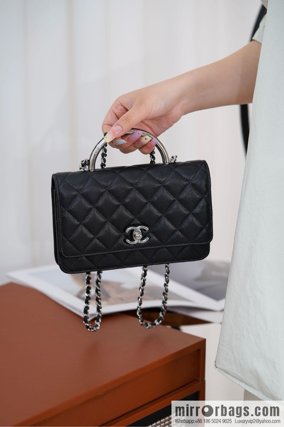 𝐂𝐡𝐚𝐧𝐞𝐥 𝟐𝟓𝐏 enamel handle black 👜 AP3706