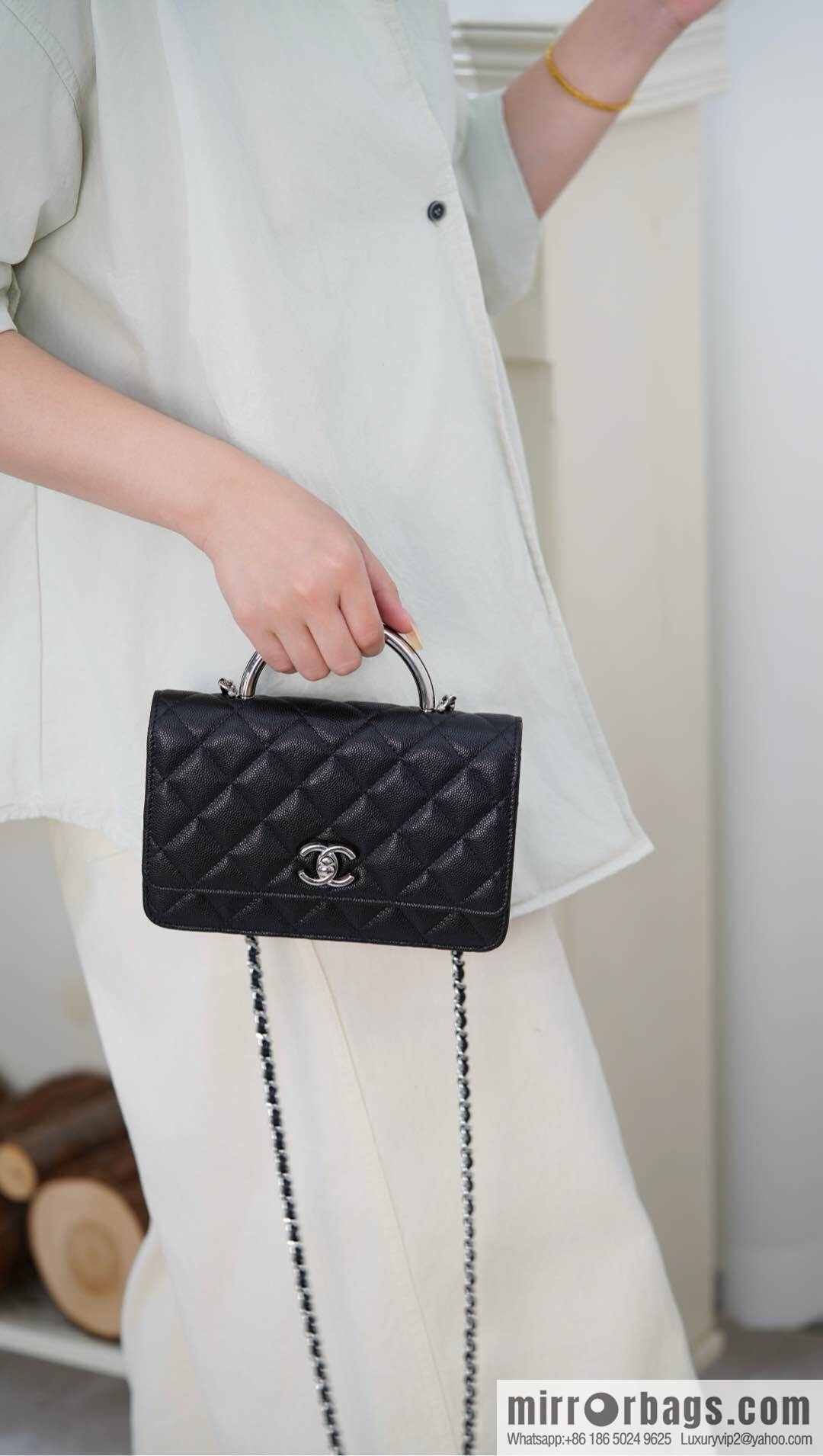 𝐂𝐡𝐚𝐧𝐞𝐥 𝟐𝟓𝐏 enamel handle black 👜 AP3706
