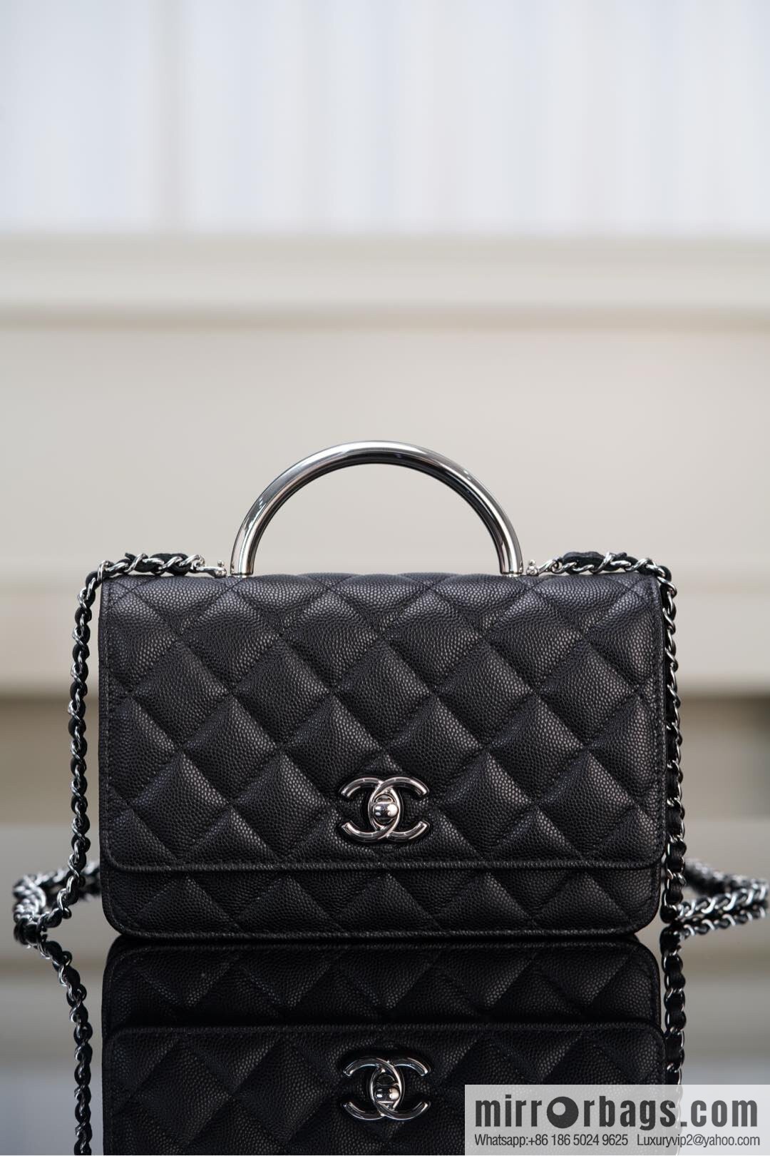 𝐂𝐡𝐚𝐧𝐞𝐥 𝟐𝟓𝐏 enamel handle black 👜 AP3706