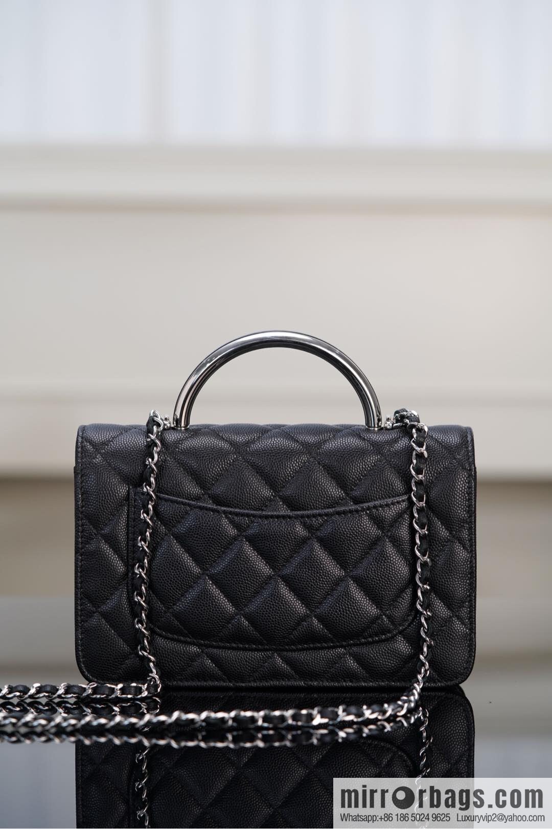 𝐂𝐡𝐚𝐧𝐞𝐥 𝟐𝟓𝐏 enamel handle black 👜 AP3706