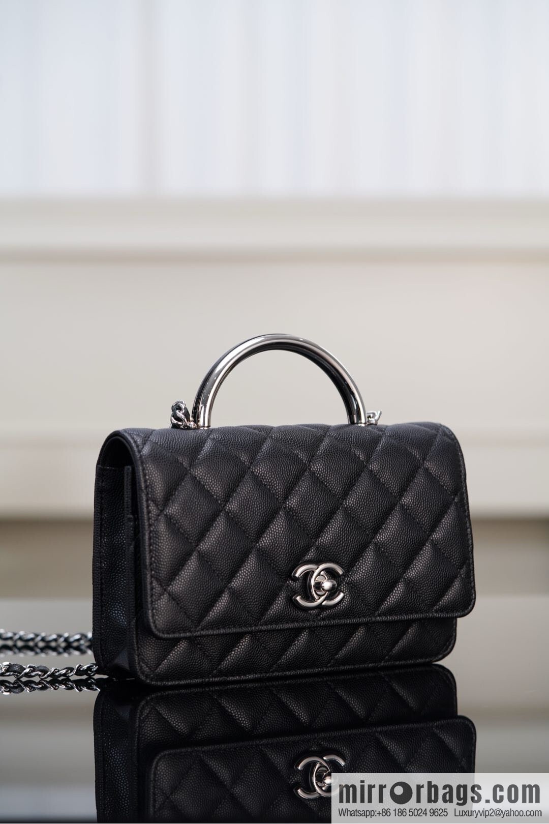 𝐂𝐡𝐚𝐧𝐞𝐥 𝟐𝟓𝐏 enamel handle black 👜 AP3706