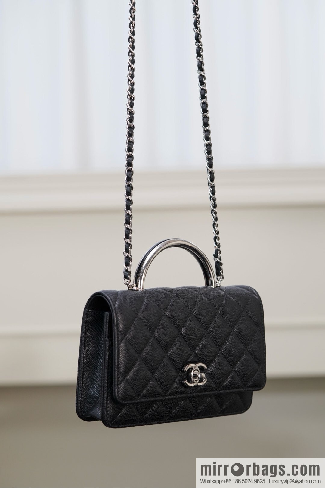 𝐂𝐡𝐚𝐧𝐞𝐥 𝟐𝟓𝐏 enamel handle black 👜 AP3706