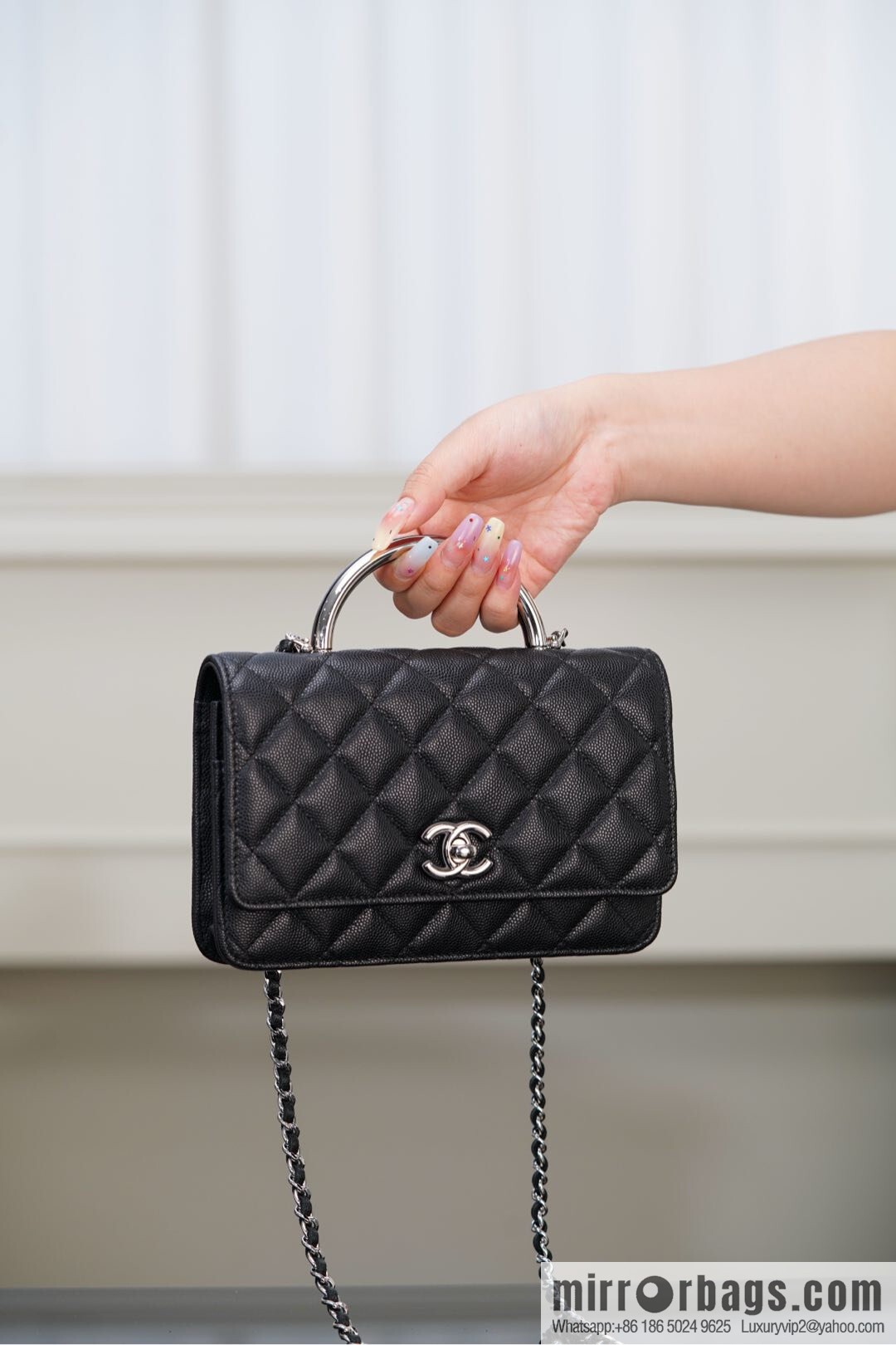 𝐂𝐡𝐚𝐧𝐞𝐥 𝟐𝟓𝐏 enamel handle black 👜 AP3706
