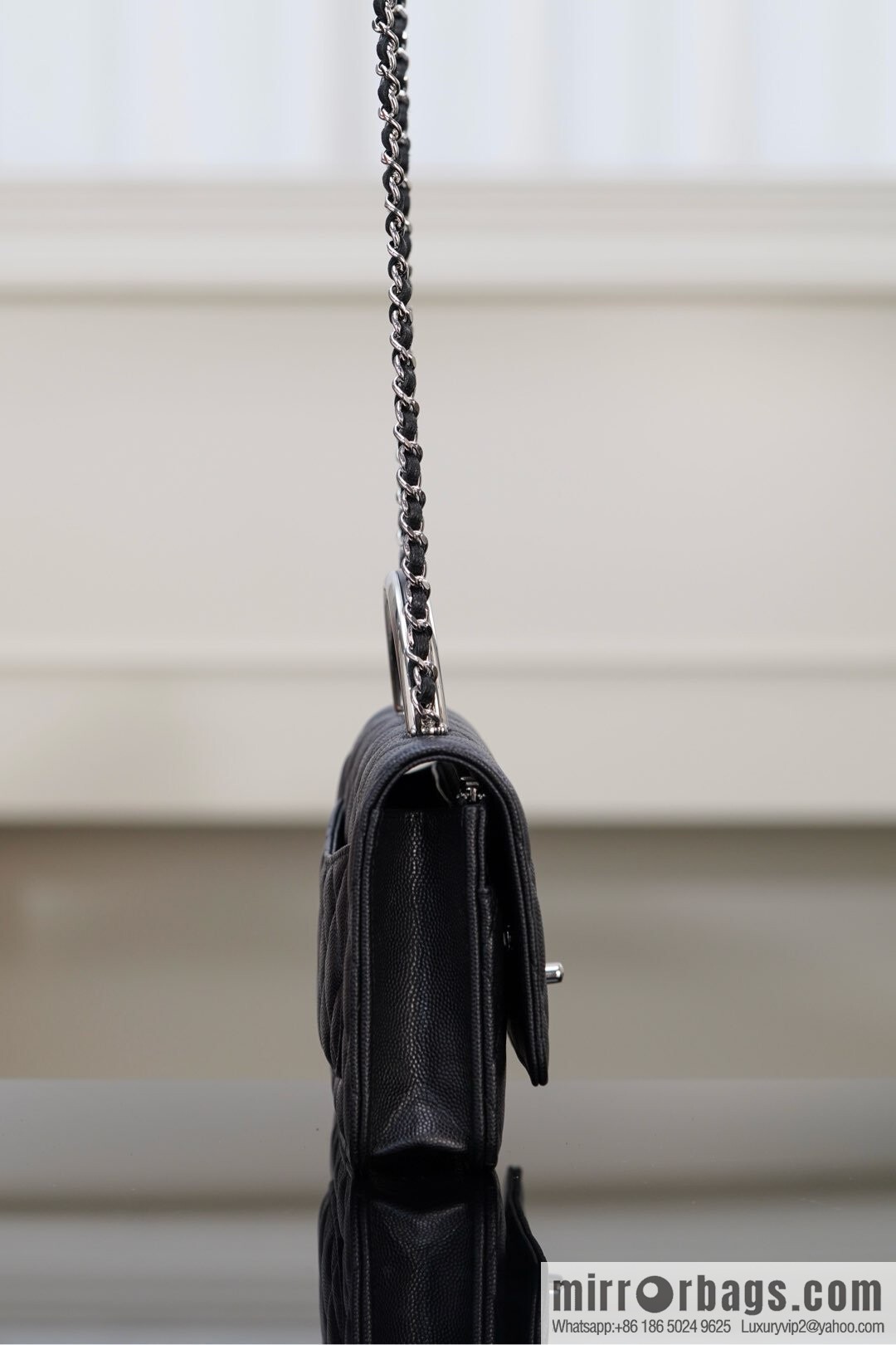 𝐂𝐡𝐚𝐧𝐞𝐥 𝟐𝟓𝐏 enamel handle black 👜 AP3706