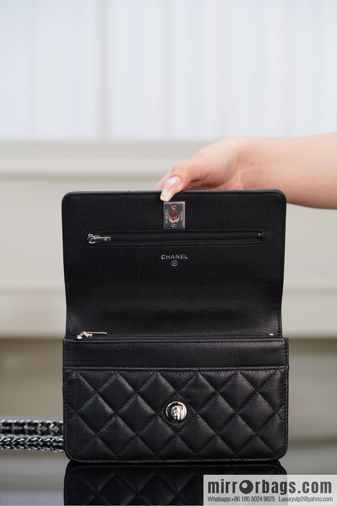 𝐂𝐡𝐚𝐧𝐞𝐥 𝟐𝟓𝐏 enamel handle black 👜 AP3706