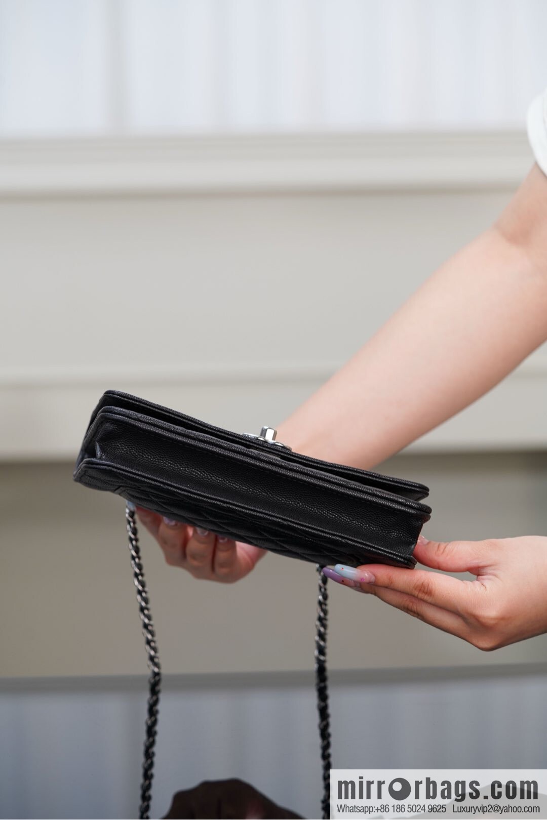 𝐂𝐡𝐚𝐧𝐞𝐥 𝟐𝟓𝐏 enamel handle black 👜 AP3706