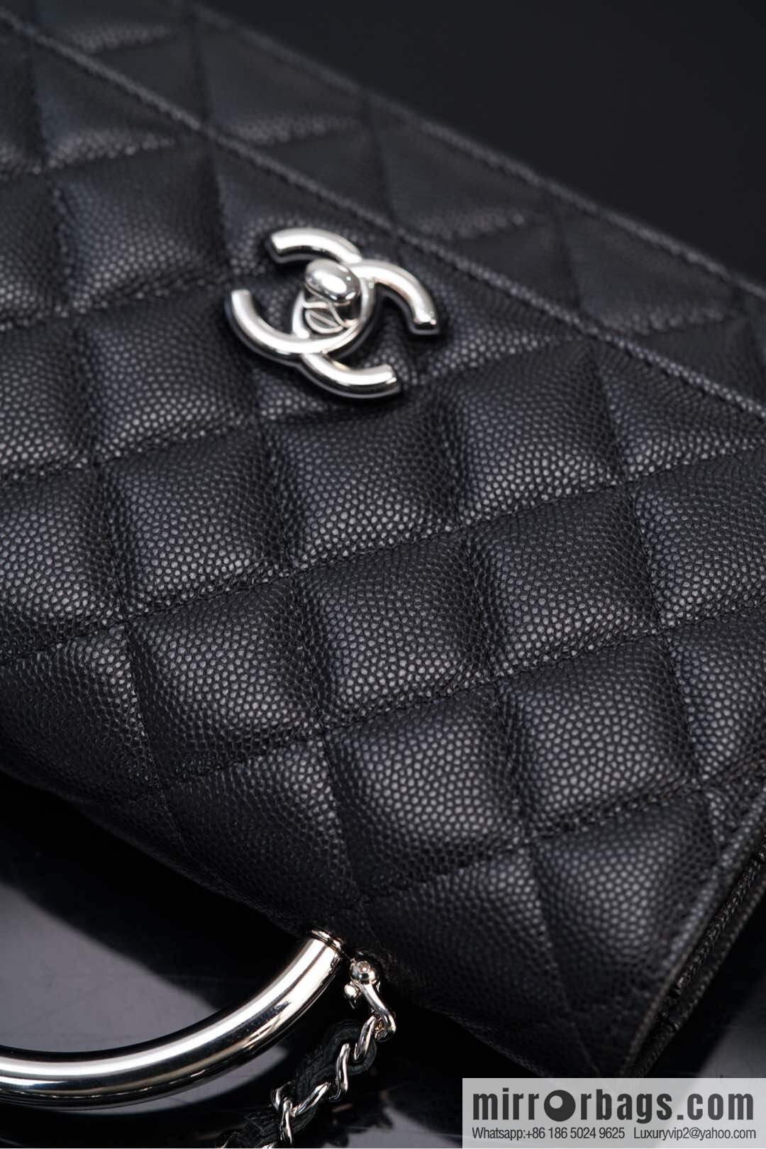 𝐂𝐡𝐚𝐧𝐞𝐥 𝟐𝟓𝐏 enamel handle black 👜 AP3706
