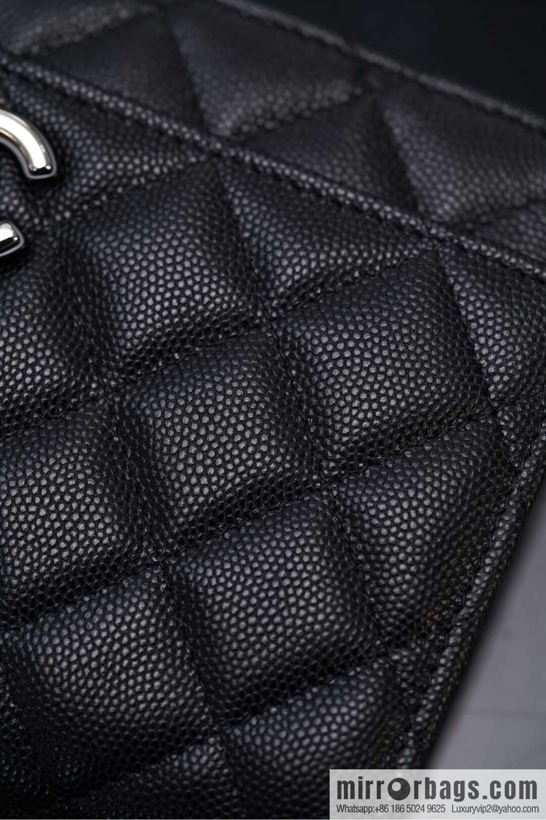 𝐂𝐡𝐚𝐧𝐞𝐥 𝟐𝟓𝐏 enamel handle black 👜 AP3706