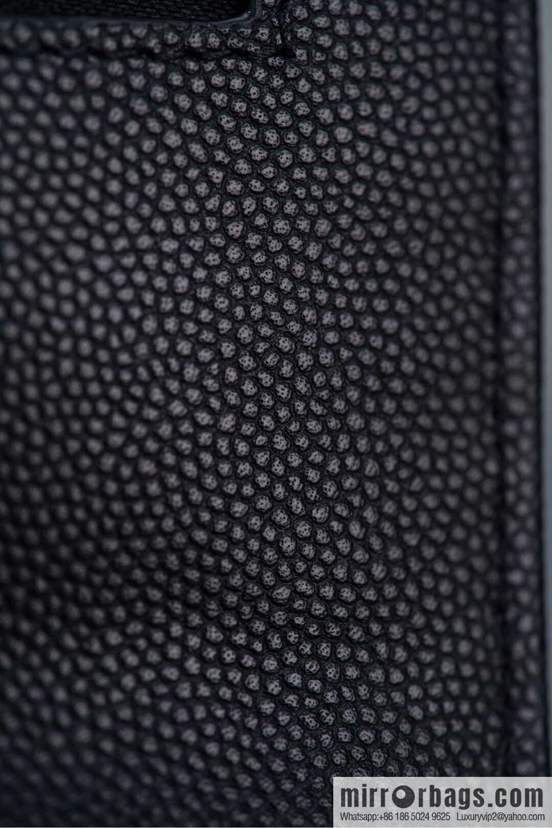 𝐂𝐡𝐚𝐧𝐞𝐥 𝟐𝟓𝐏 enamel handle black 👜 AP3706