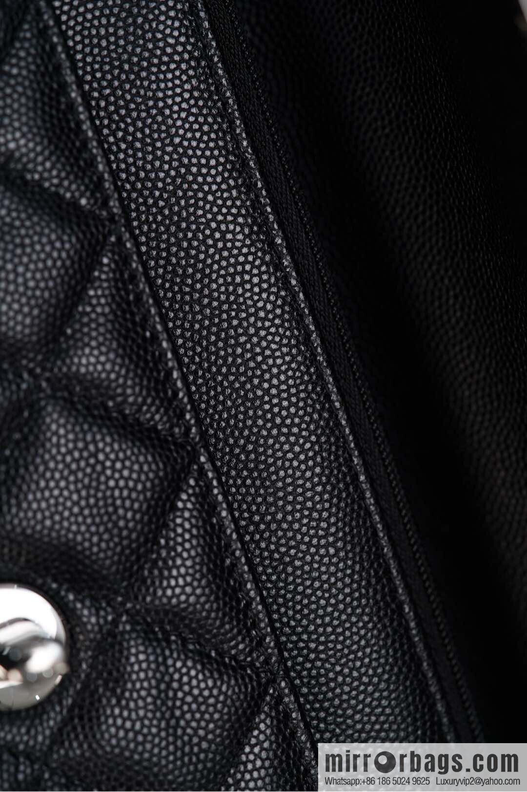𝐂𝐡𝐚𝐧𝐞𝐥 𝟐𝟓𝐏 enamel handle black 👜 AP3706