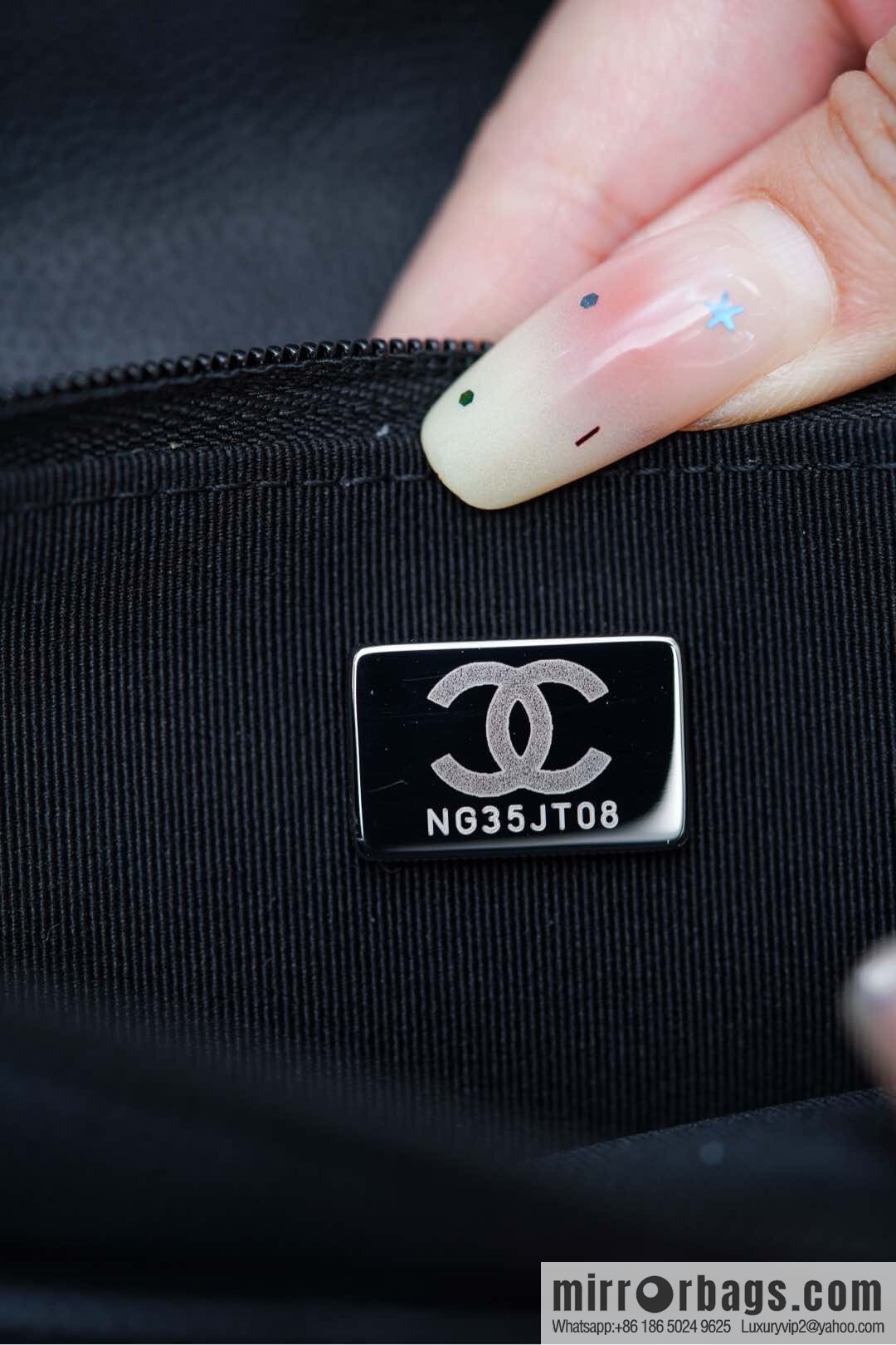 𝐂𝐡𝐚𝐧𝐞𝐥 𝟐𝟓𝐏 enamel handle black 👜 AP3706