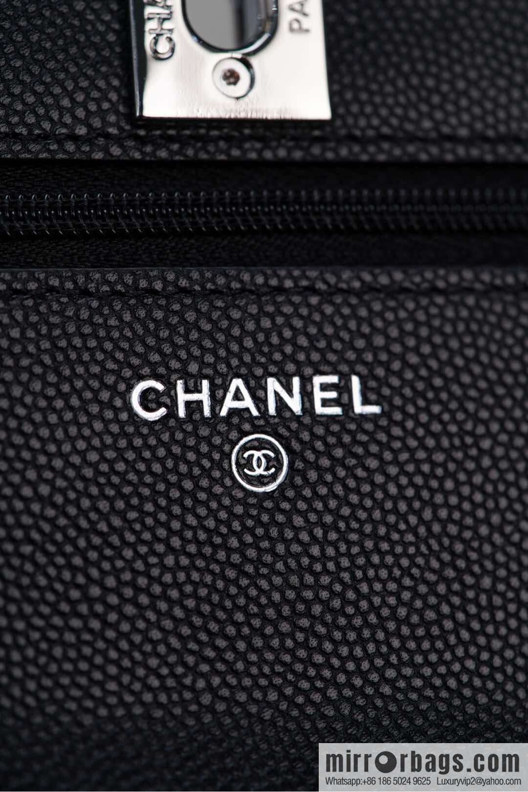 𝐂𝐡𝐚𝐧𝐞𝐥 𝟐𝟓𝐏 enamel handle black 👜 AP3706