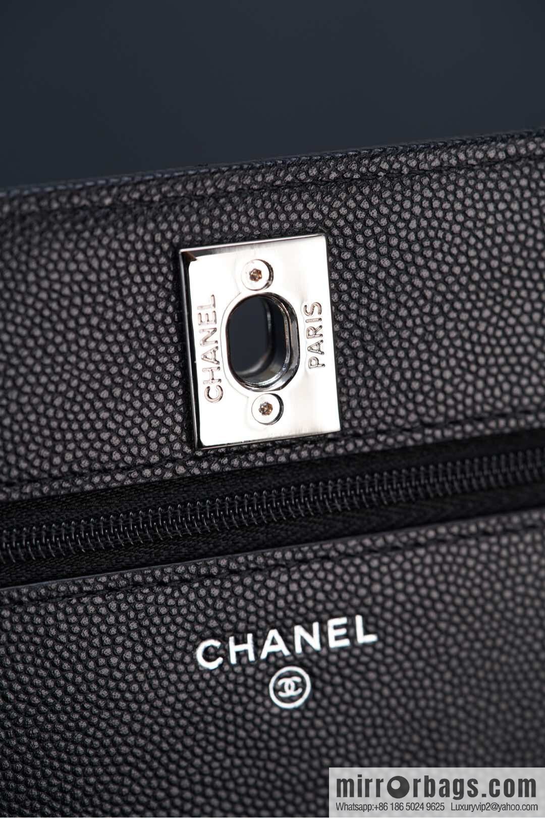 𝐂𝐡𝐚𝐧𝐞𝐥 𝟐𝟓𝐏 enamel handle black 👜 AP3706