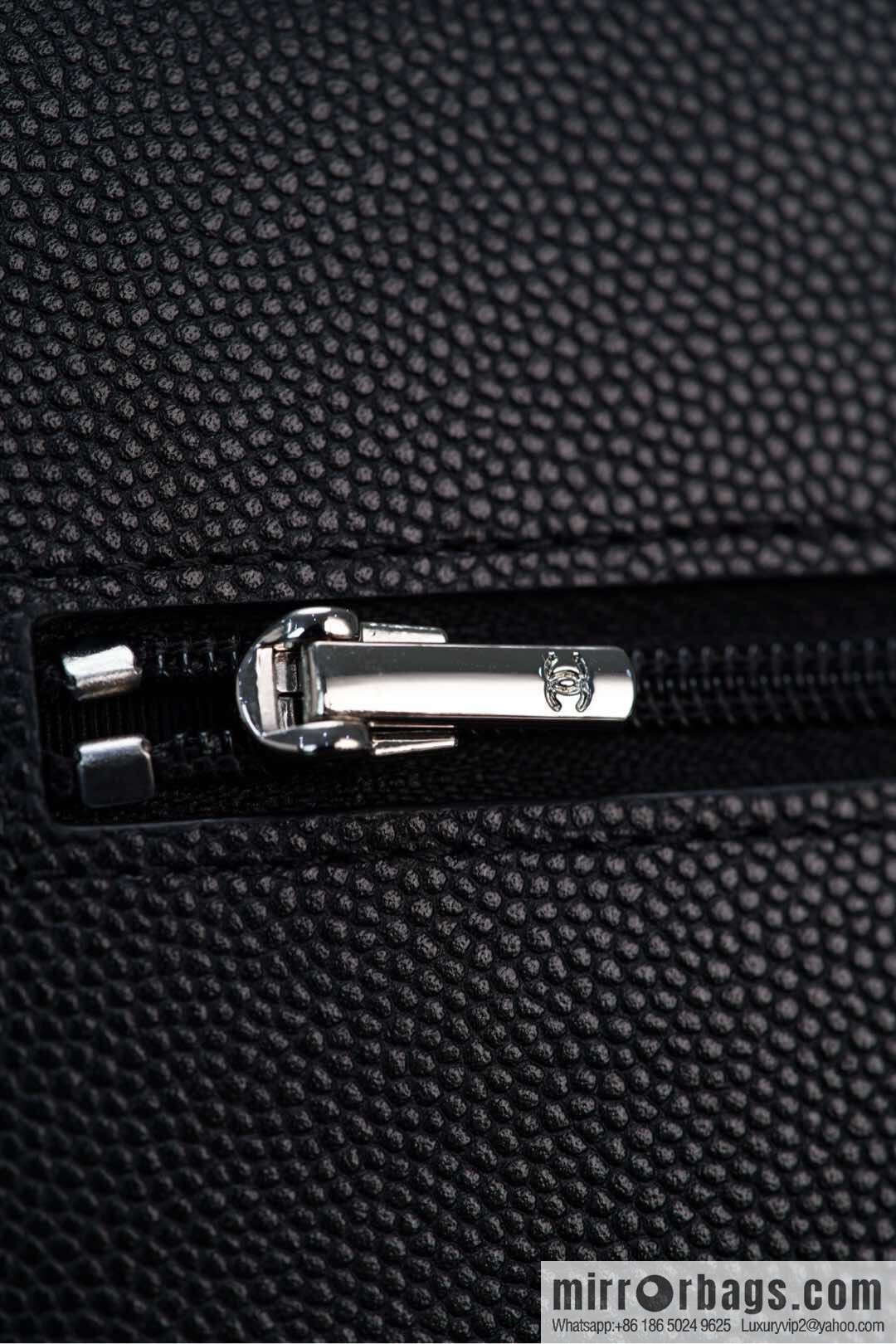 𝐂𝐡𝐚𝐧𝐞𝐥 𝟐𝟓𝐏 enamel handle black 👜 AP3706
