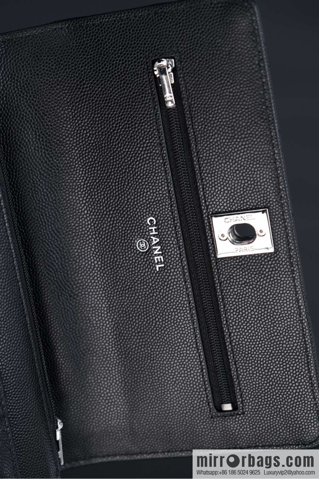 𝐂𝐡𝐚𝐧𝐞𝐥 𝟐𝟓𝐏 enamel handle black 👜 AP3706