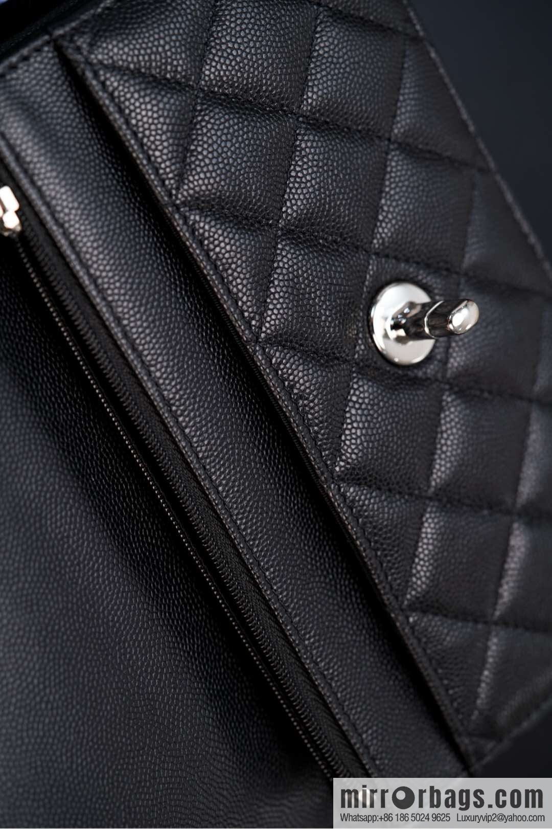 𝐂𝐡𝐚𝐧𝐞𝐥 𝟐𝟓𝐏 enamel handle black 👜 AP3706