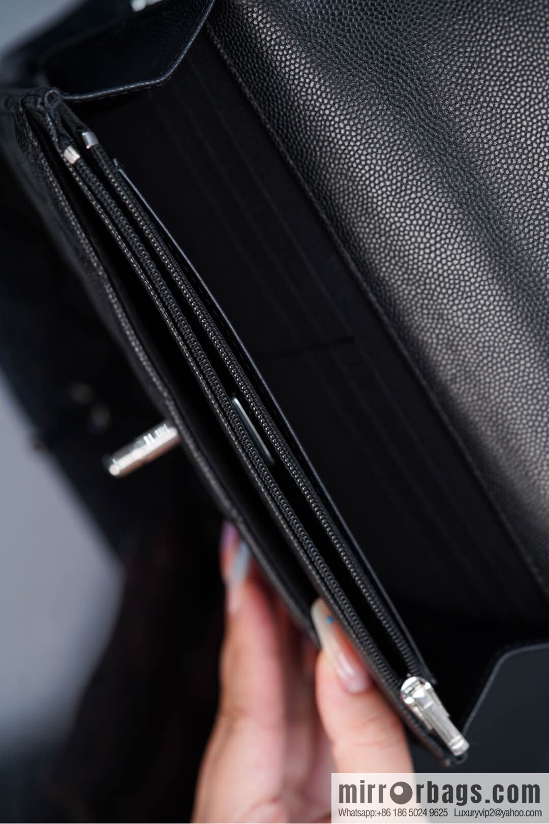 𝐂𝐡𝐚𝐧𝐞𝐥 𝟐𝟓𝐏 enamel handle black 👜 AP3706