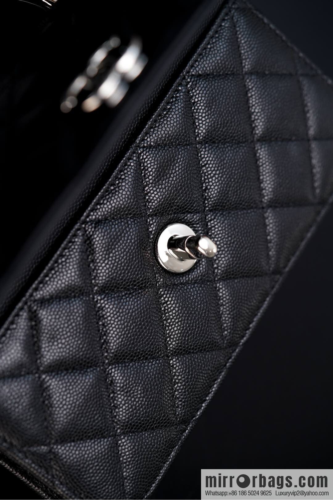 𝐂𝐡𝐚𝐧𝐞𝐥 𝟐𝟓𝐏 enamel handle black 👜 AP3706