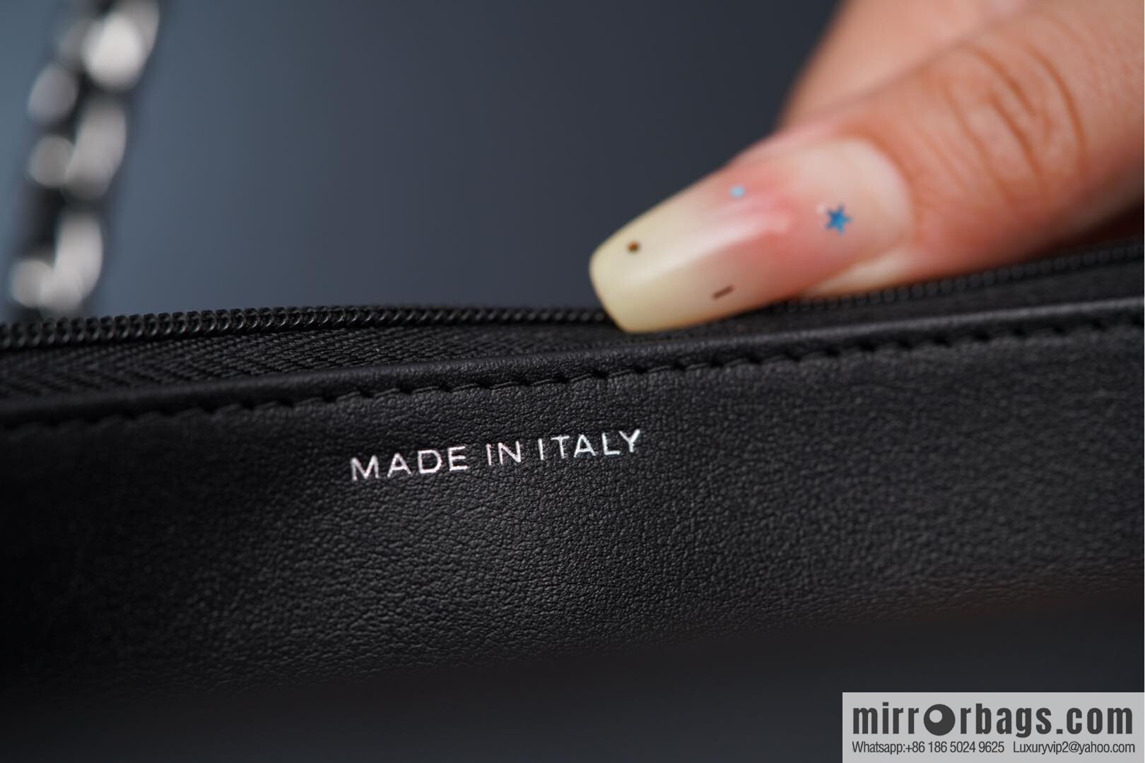 𝐂𝐡𝐚𝐧𝐞𝐥 𝟐𝟓𝐏 enamel handle black 👜 AP3706