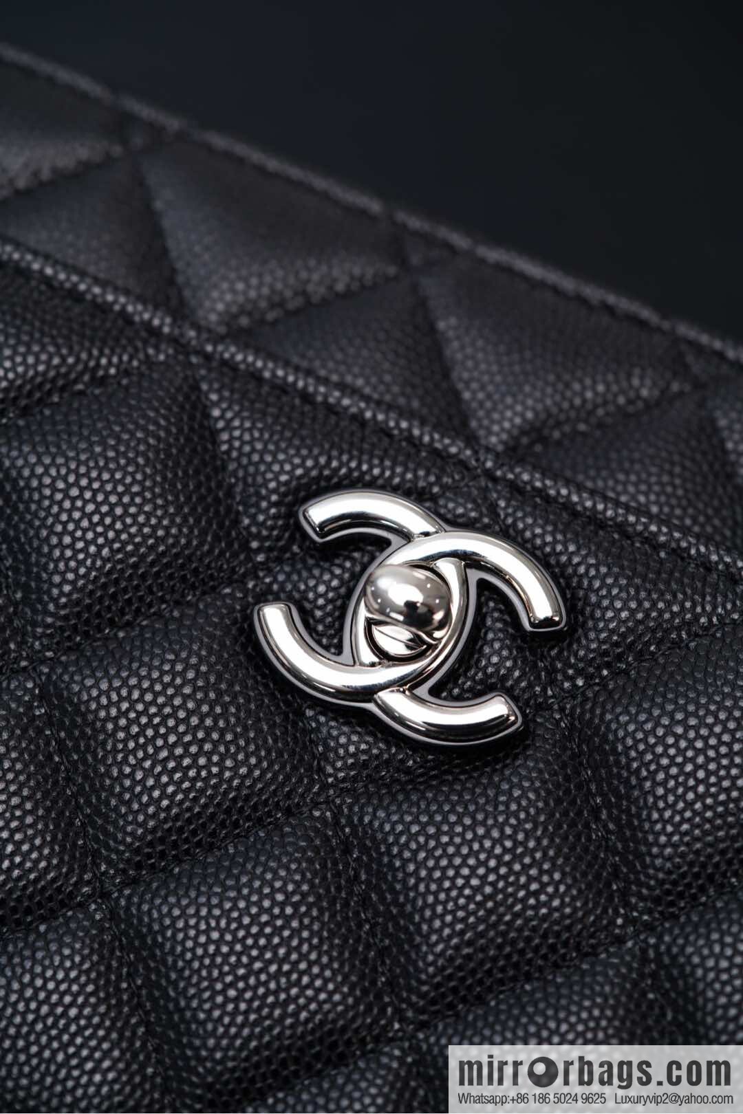𝐂𝐡𝐚𝐧𝐞𝐥 𝟐𝟓𝐏 enamel handle black 👜 AP3706