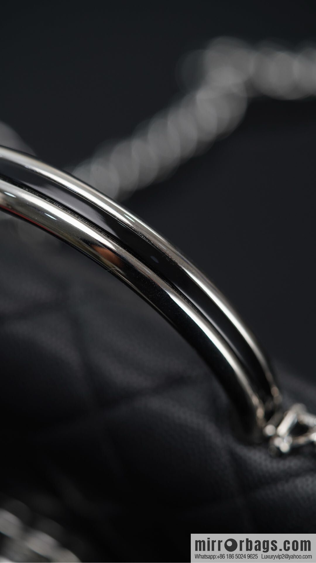 𝐂𝐡𝐚𝐧𝐞𝐥 𝟐𝟓𝐏 enamel handle black 👜 AP3706