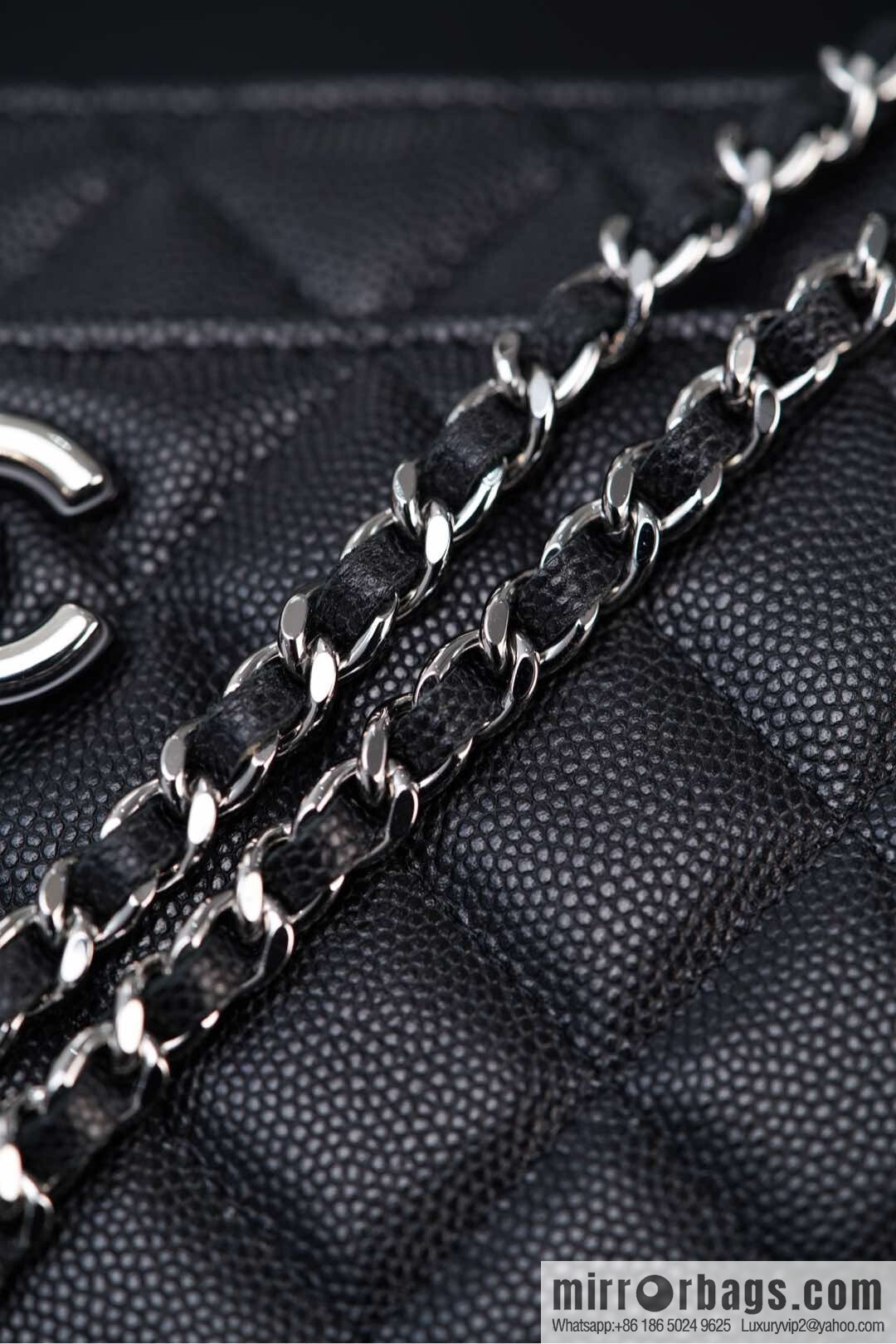𝐂𝐡𝐚𝐧𝐞𝐥 𝟐𝟓𝐏 enamel handle black 👜 AP3706
