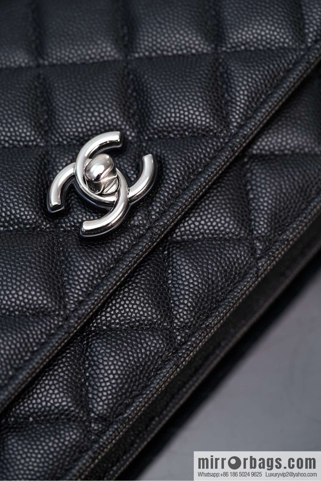 𝐂𝐡𝐚𝐧𝐞𝐥 𝟐𝟓𝐏 enamel handle black 👜 AP3706