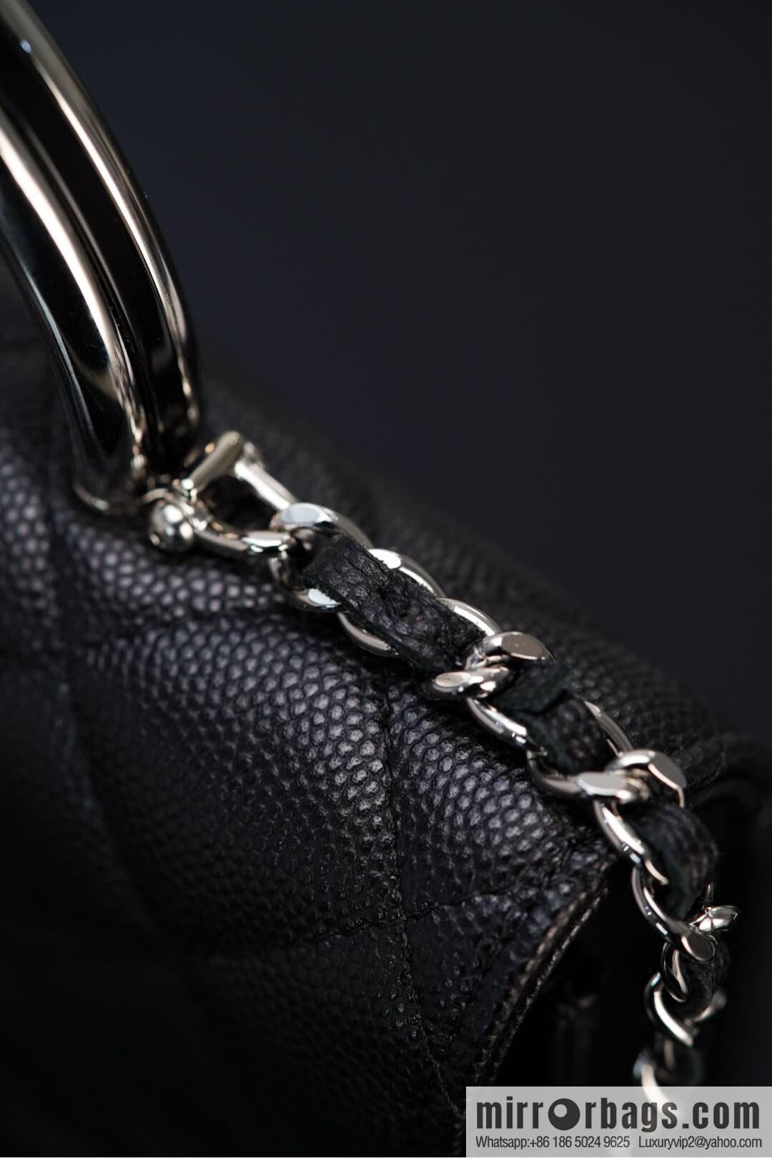 𝐂𝐡𝐚𝐧𝐞𝐥 𝟐𝟓𝐏 enamel handle black 👜 AP3706