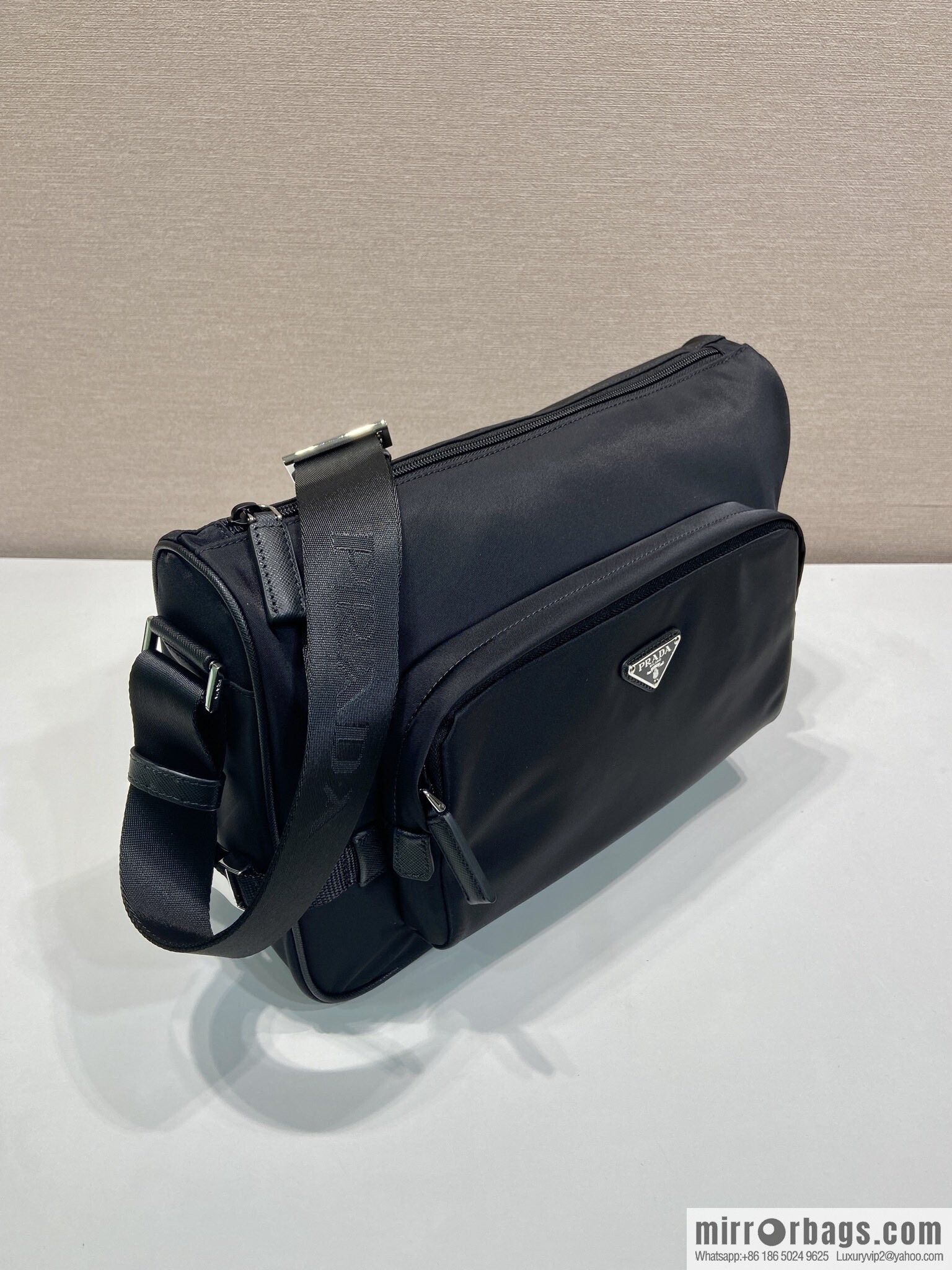 PRADA 🎉 new messenger bag 🎉🎉 2VH191 large🎉🎉