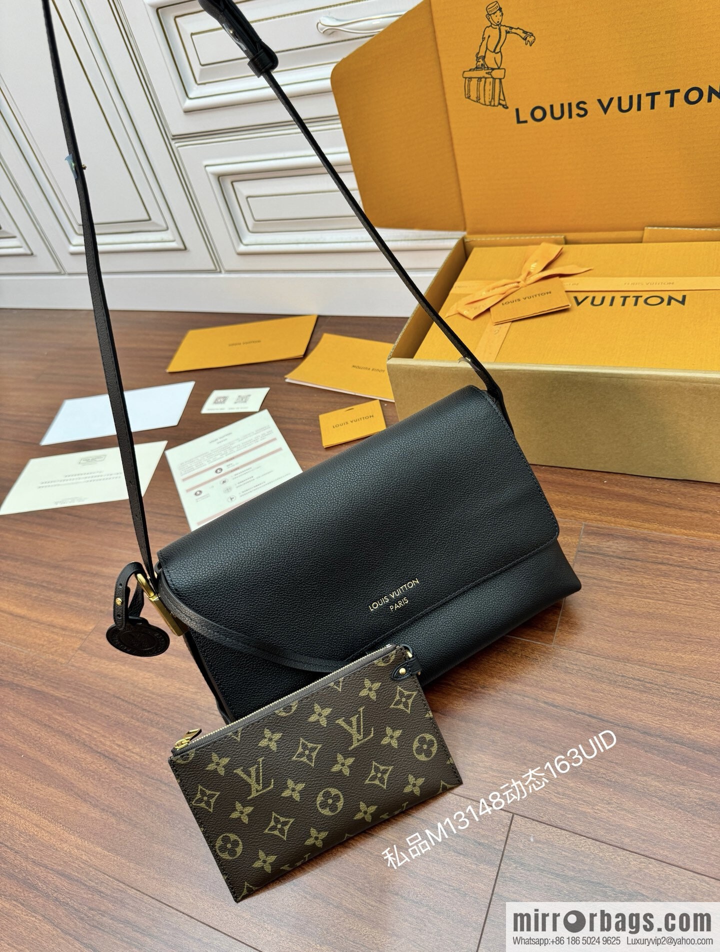 LV M13148 Low Key Messenger