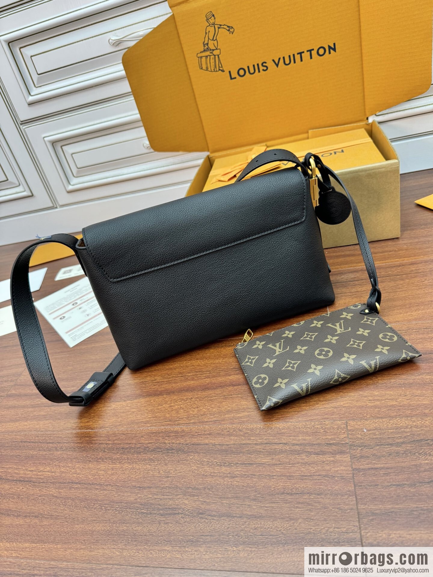 LV M13148 Low Key Messenger