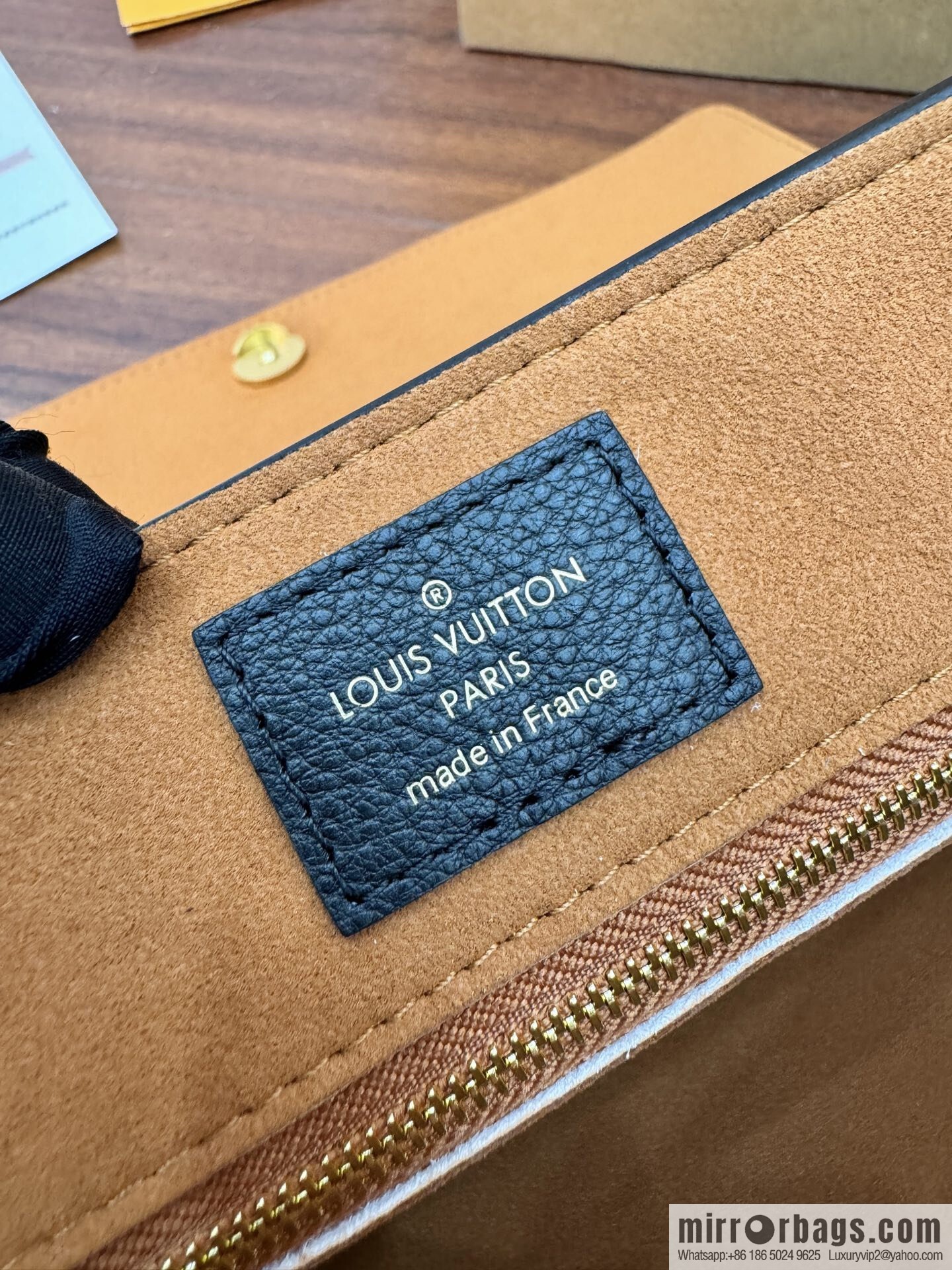 LV M13148 Low Key Messenger