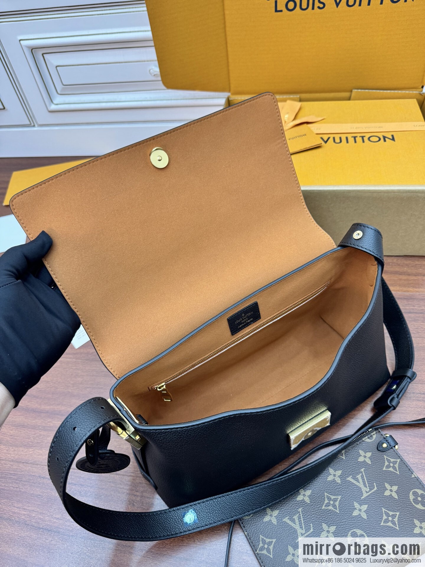 LV M13148 Low Key Messenger