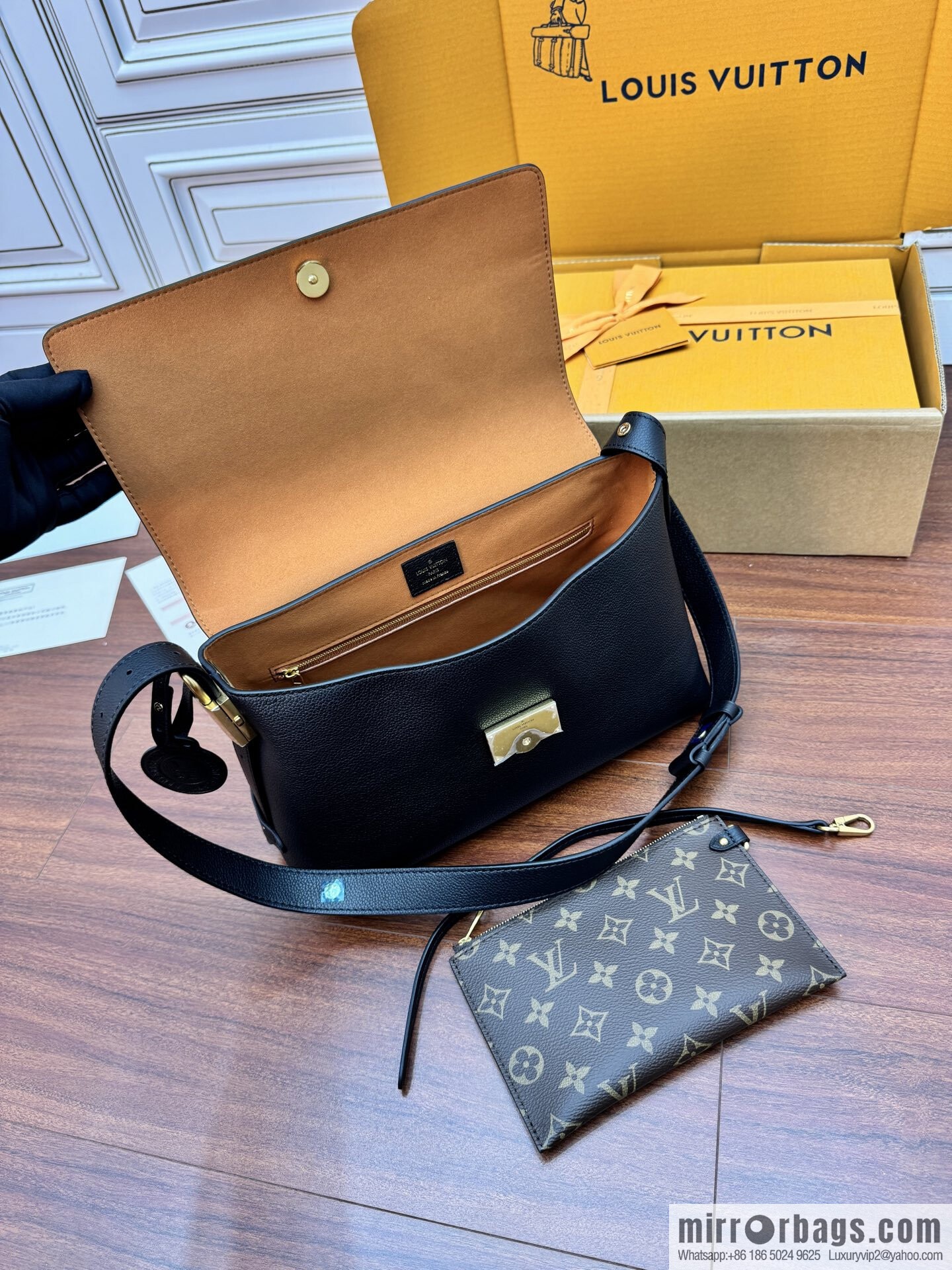 LV M13148 Low Key Messenger