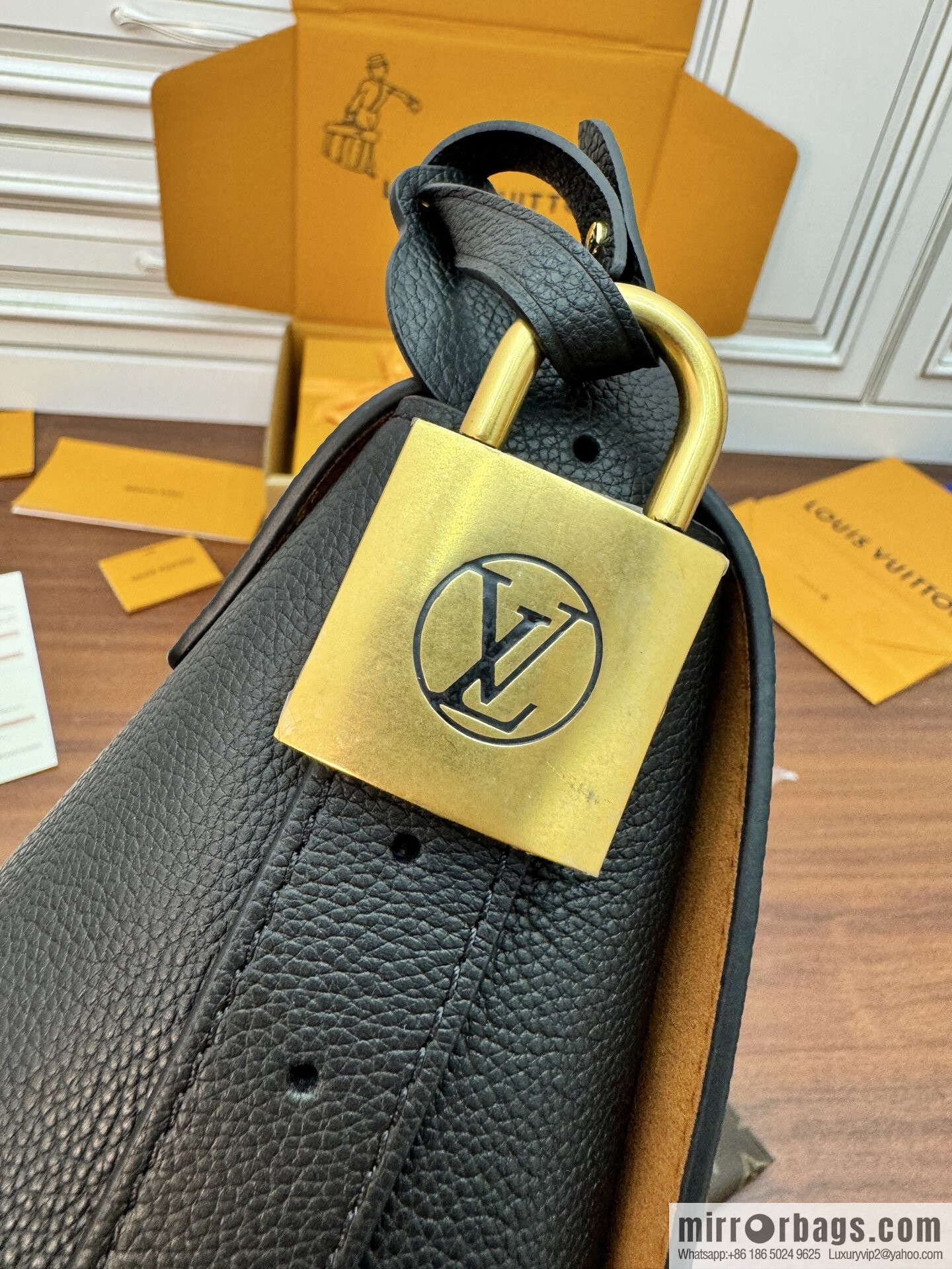LV M13148 Low Key Messenger