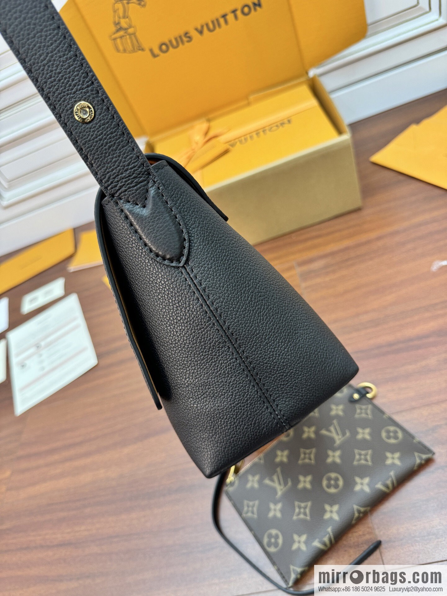 LV M13148 Low Key Messenger