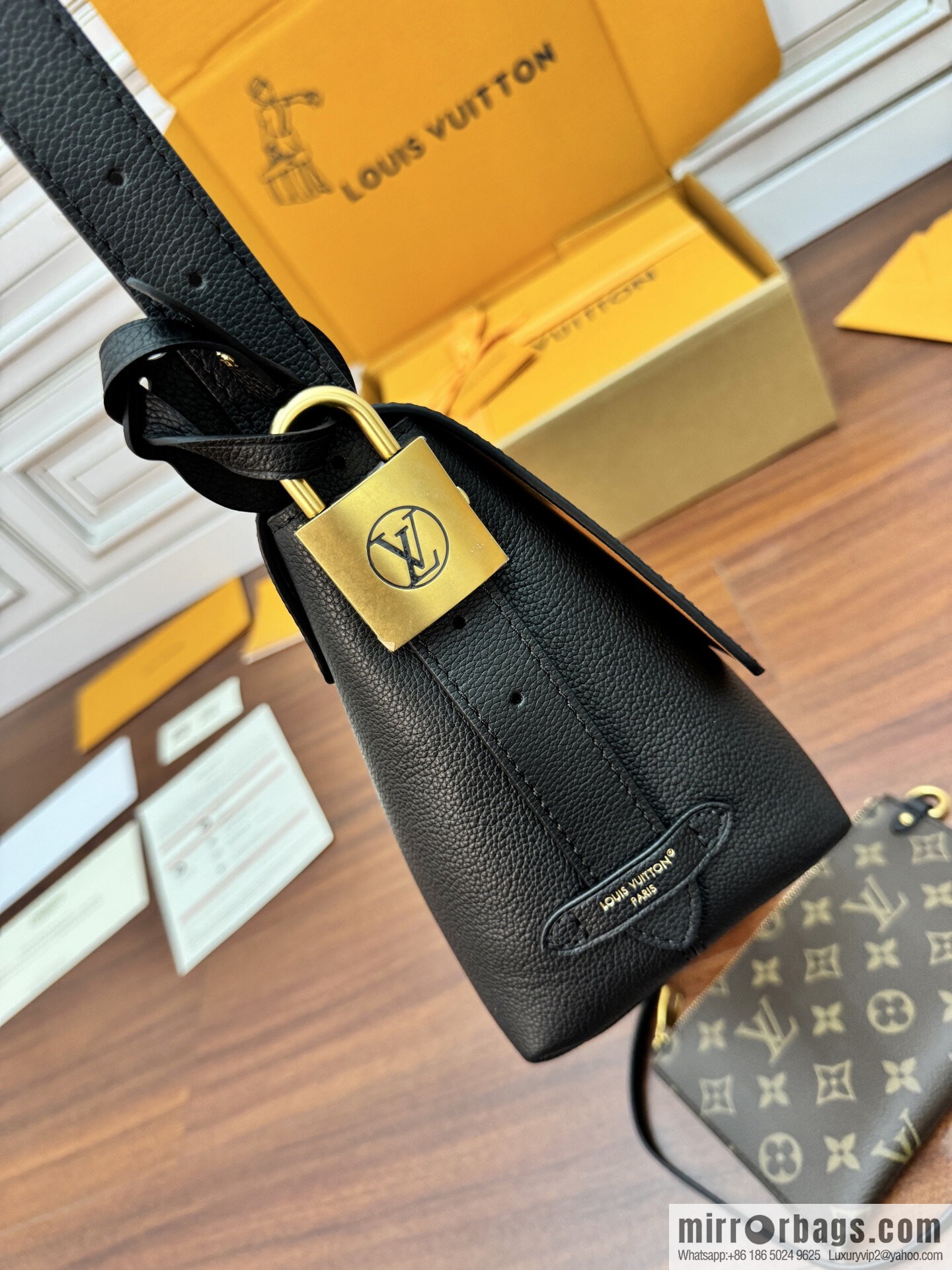 LV M13148 Low Key Messenger