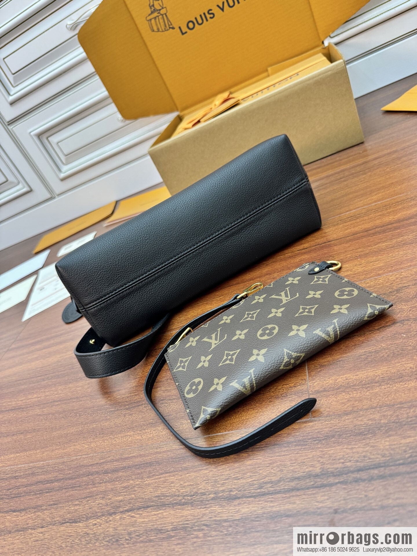 LV M13148 Low Key Messenger