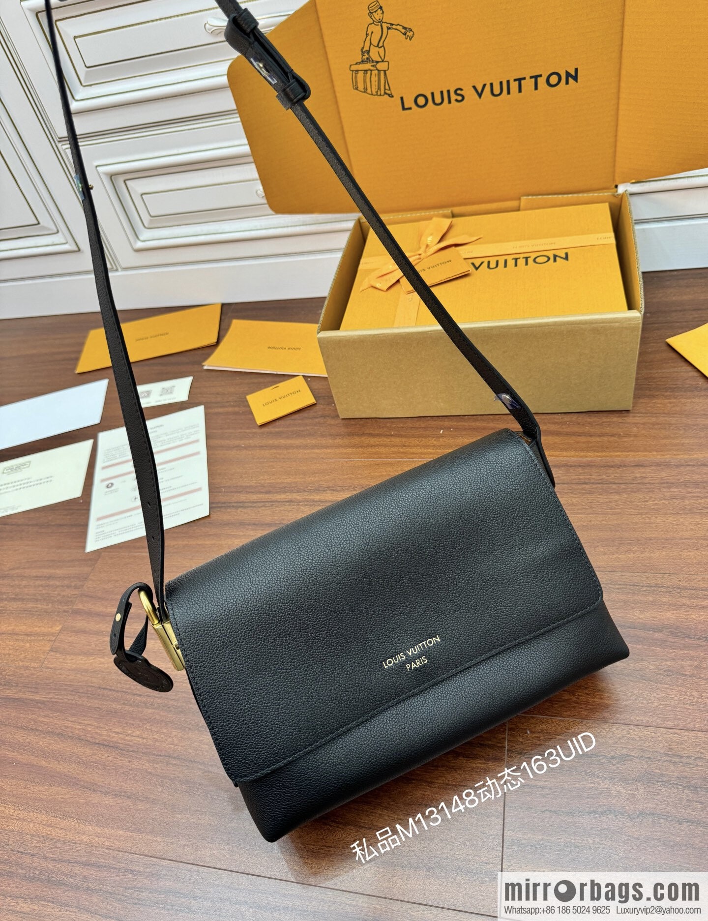 LV M13148 Low Key Messenger