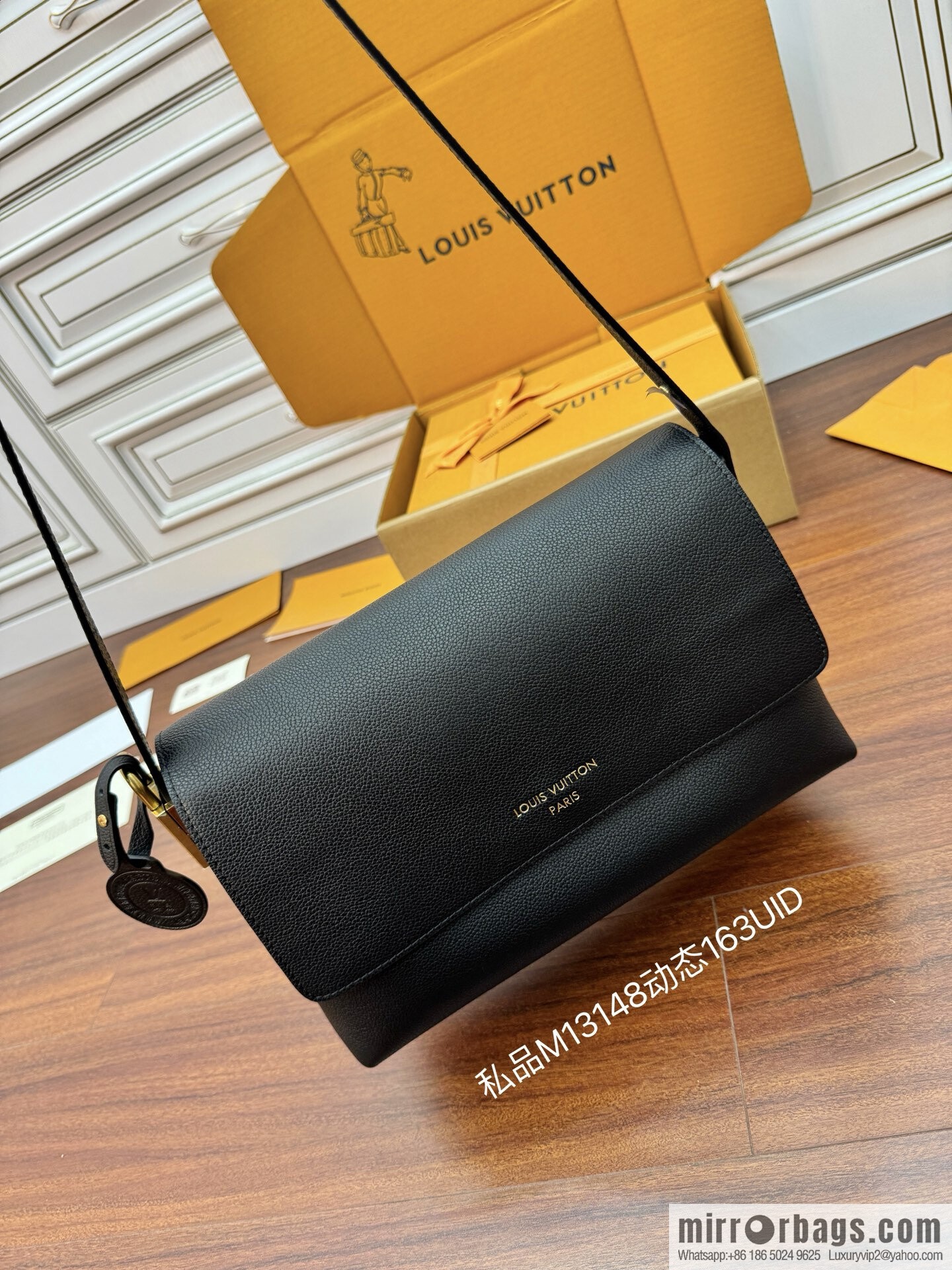 LV M13148 Low Key Messenger