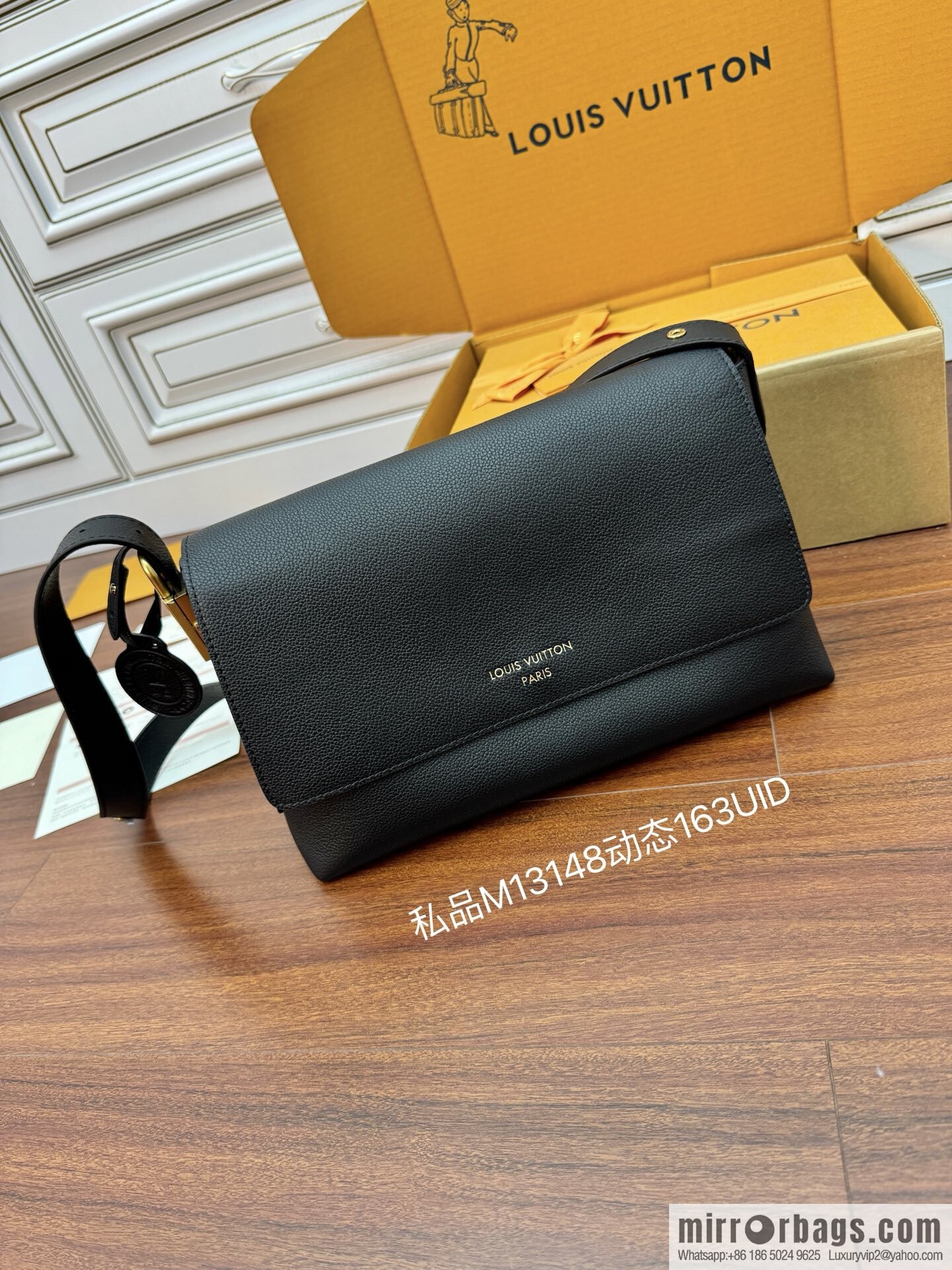 LV M13148 Low Key Messenger