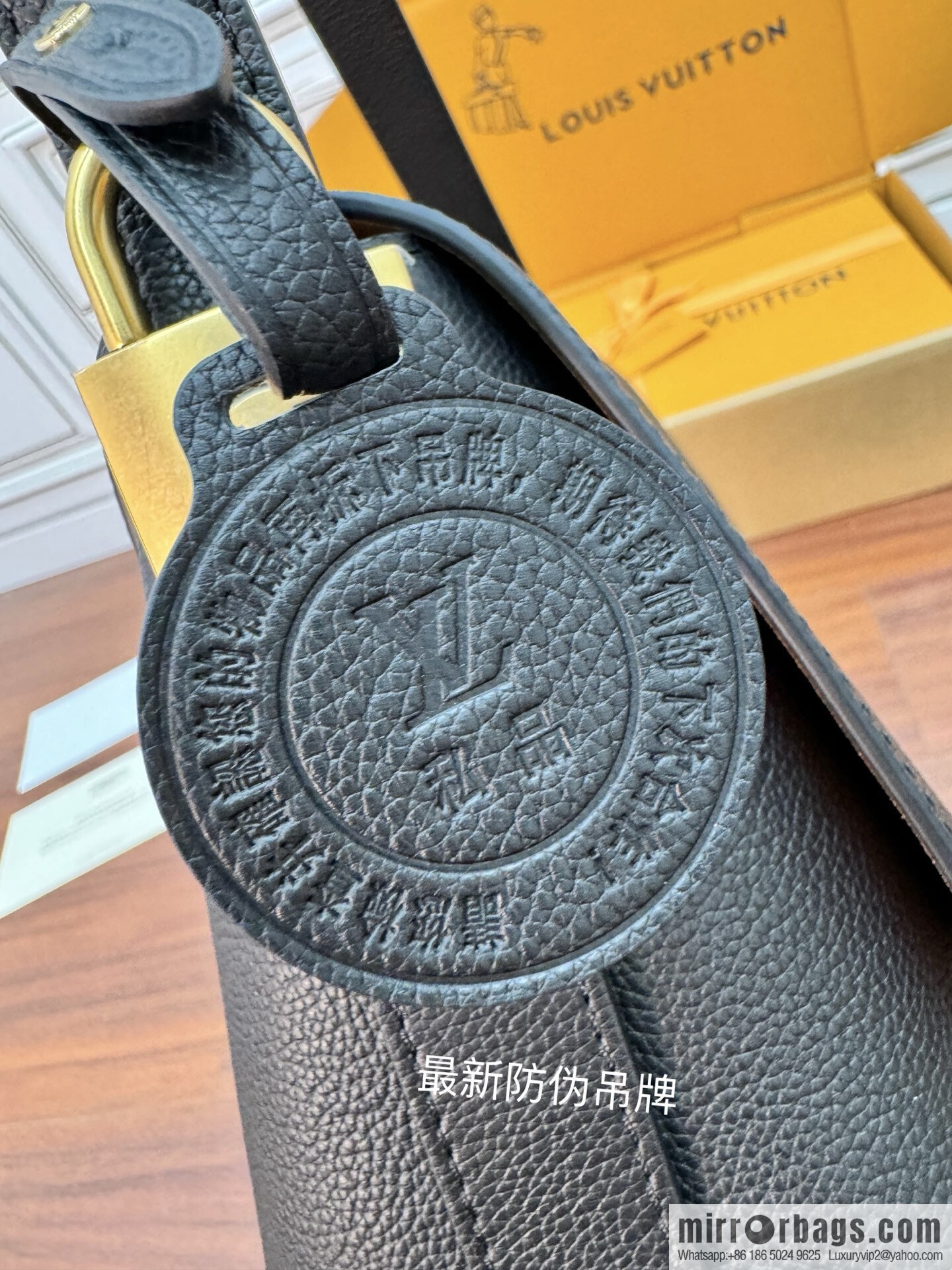 LV M13148 Low Key Messenger