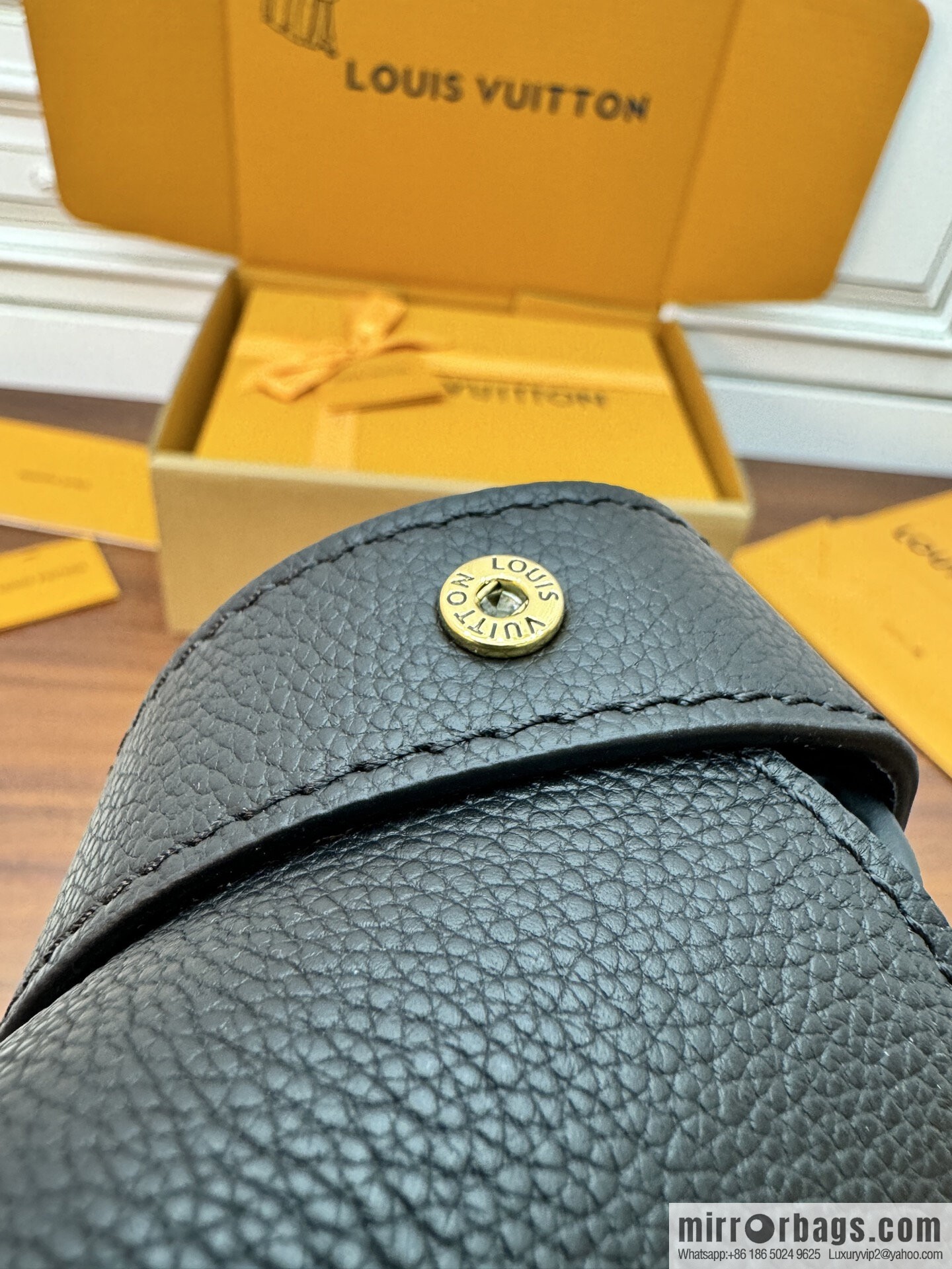 LV M13148 Low Key Messenger