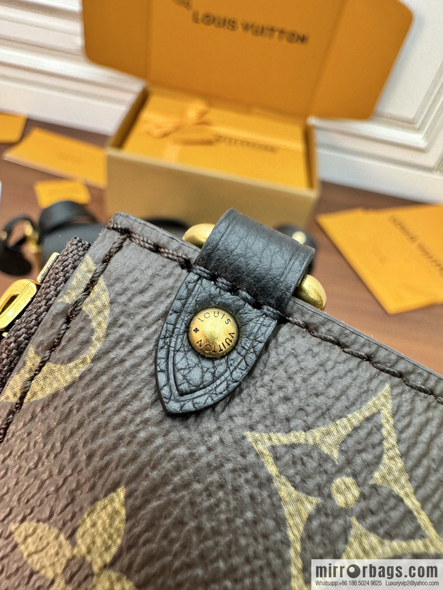 LV M13148 Low Key Messenger