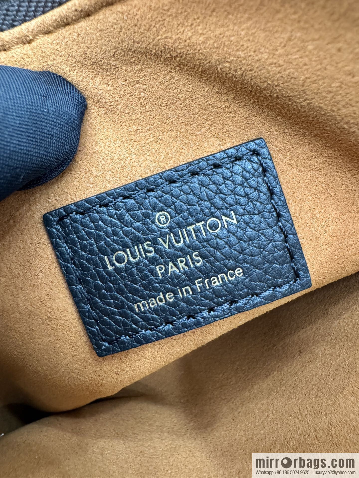 LV M13148 Low Key Messenger