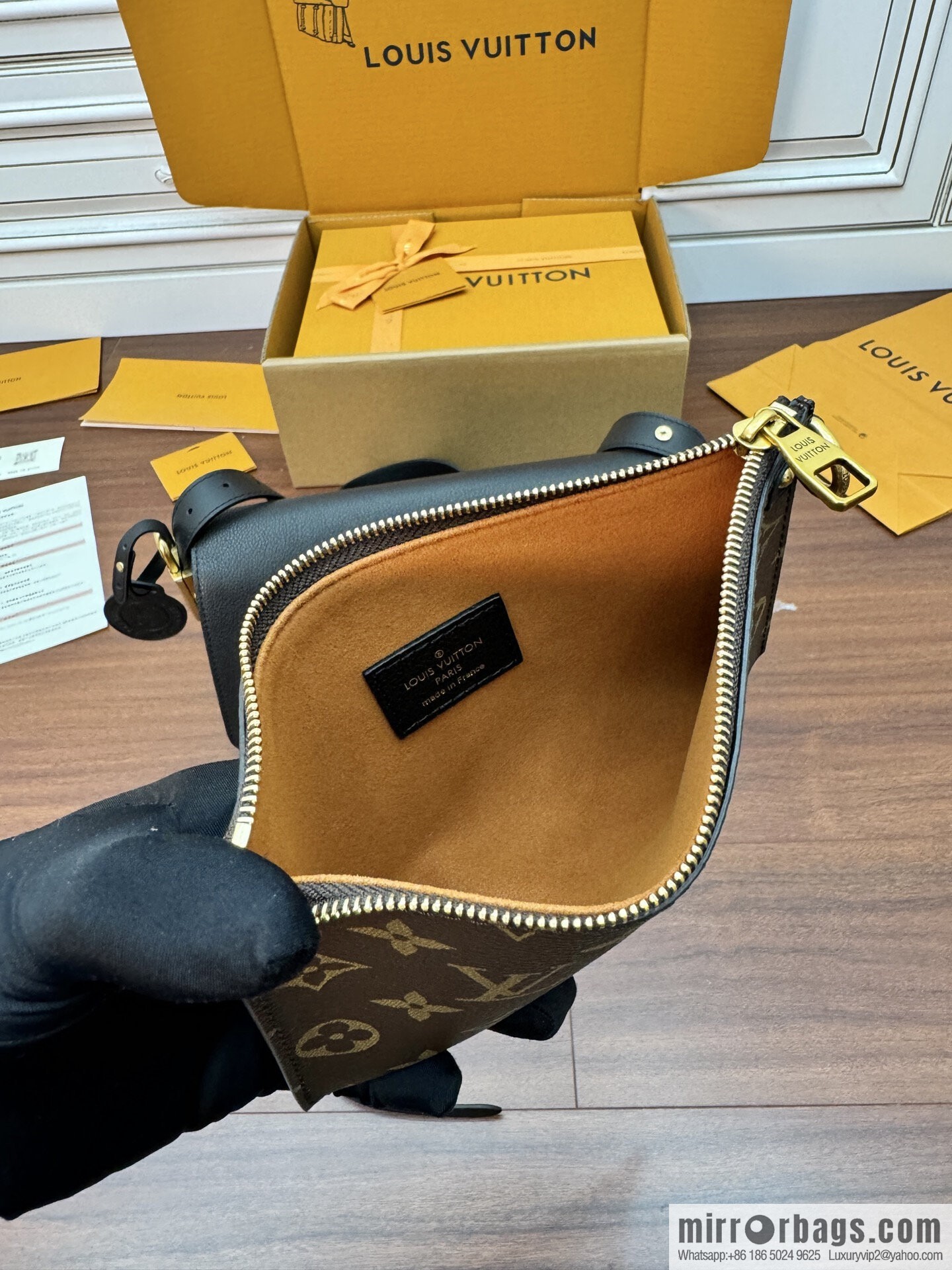 LV M13148 Low Key Messenger