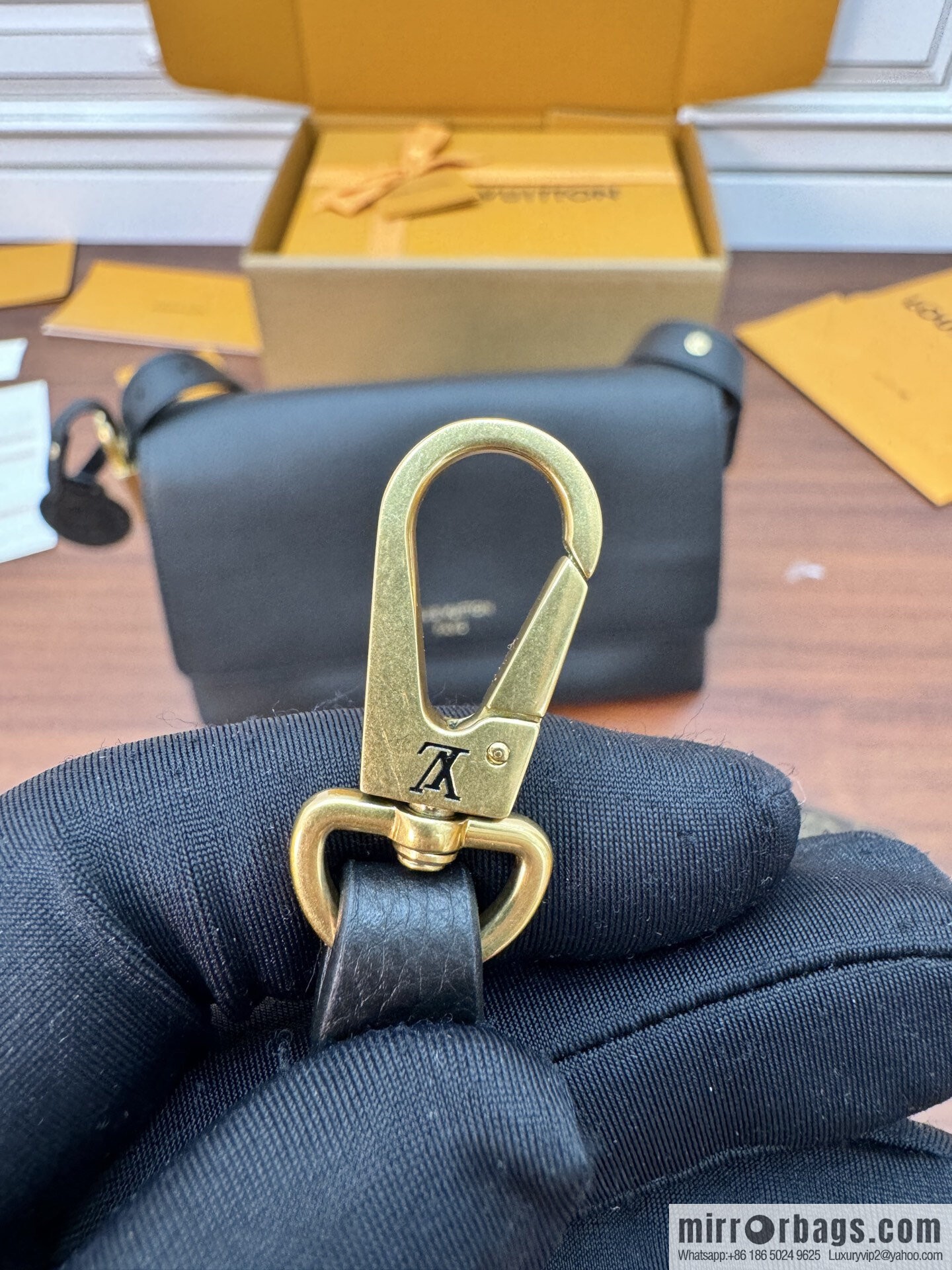 LV M13148 Low Key Messenger