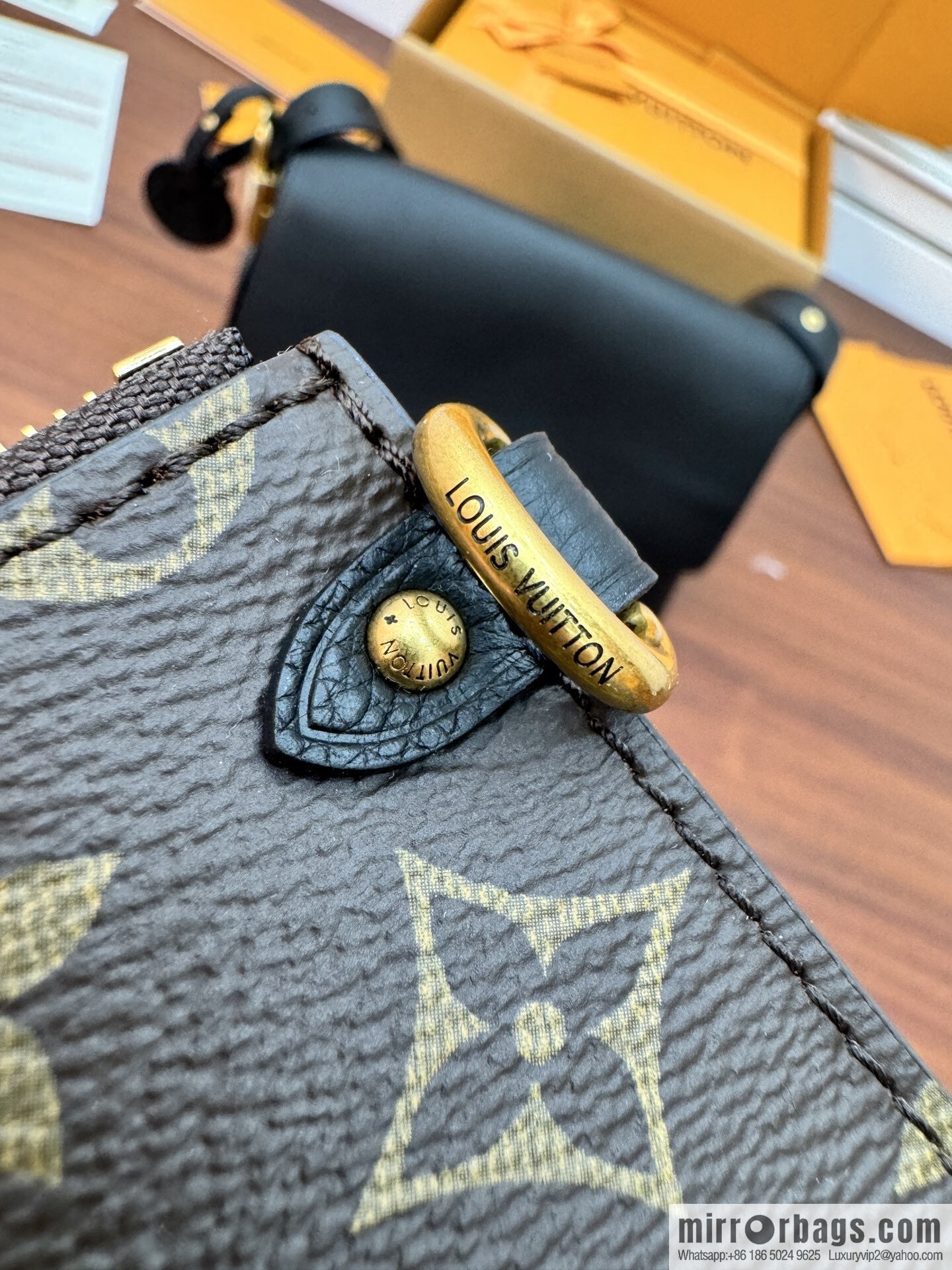 LV M13148 Low Key Messenger